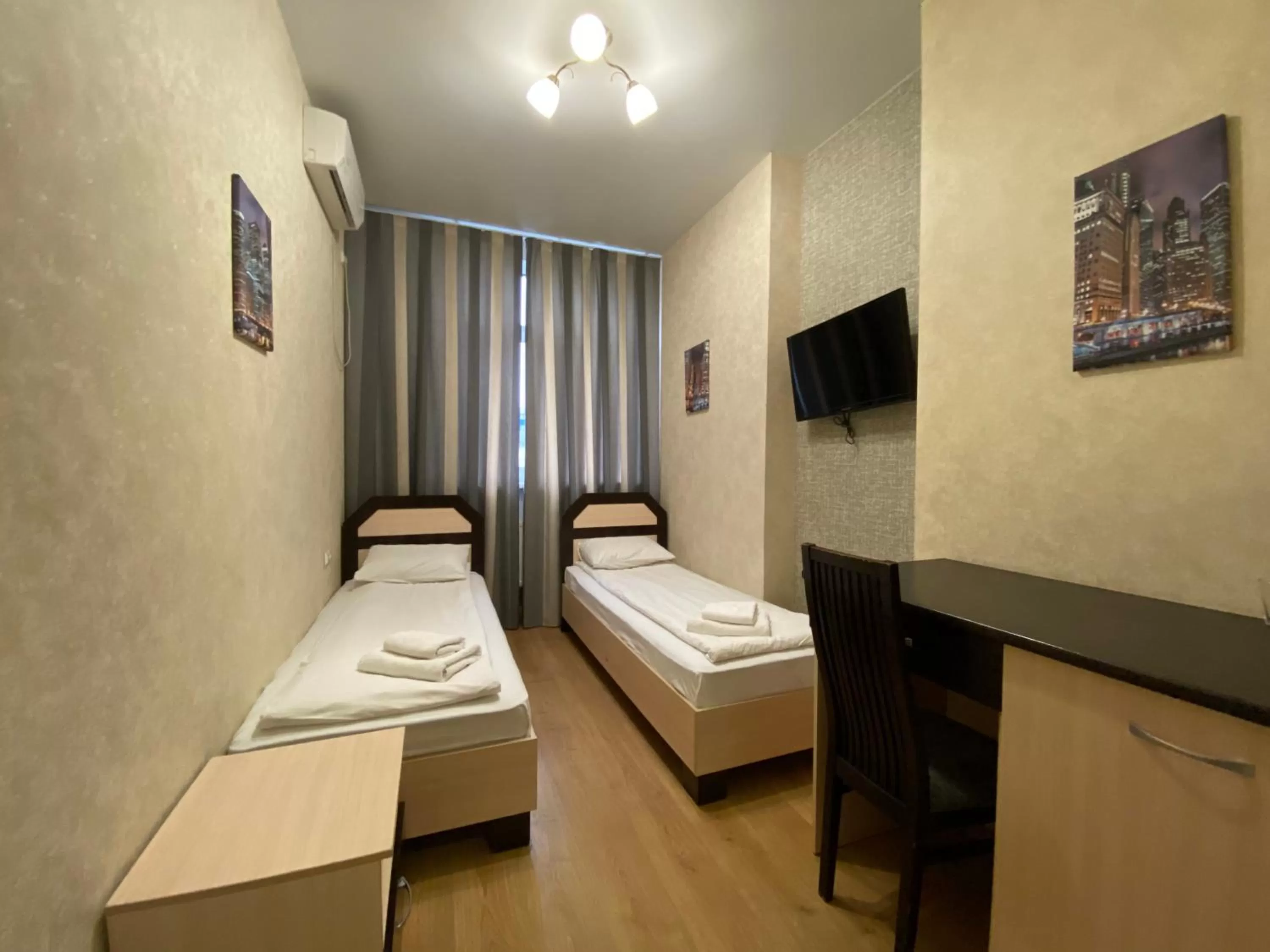 Photo of the whole room, Bed in irisHotels