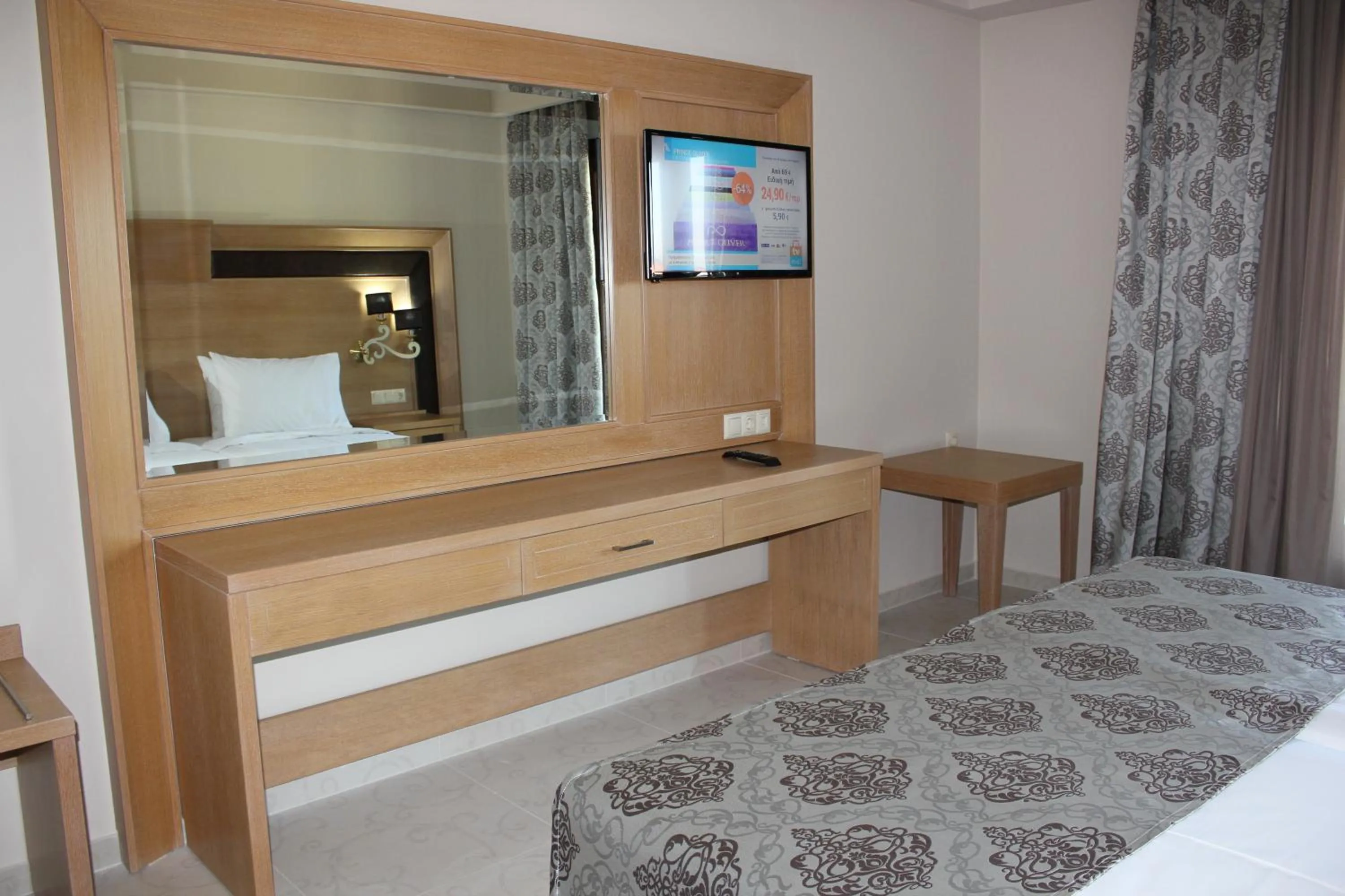 Bedroom, Bed in Grand Meteora Hotel