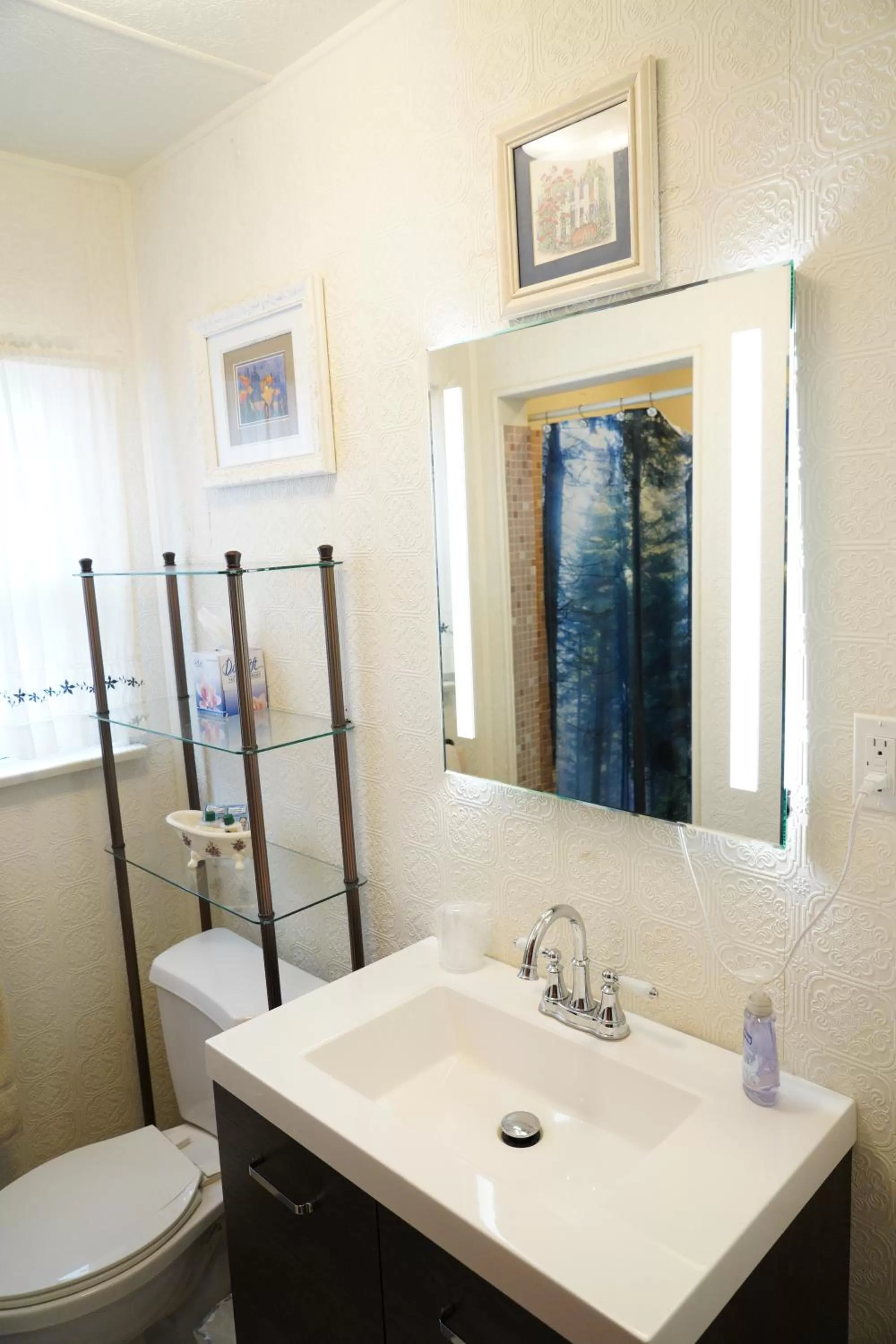 Bathroom in Hillcrest Suites & Cabins
