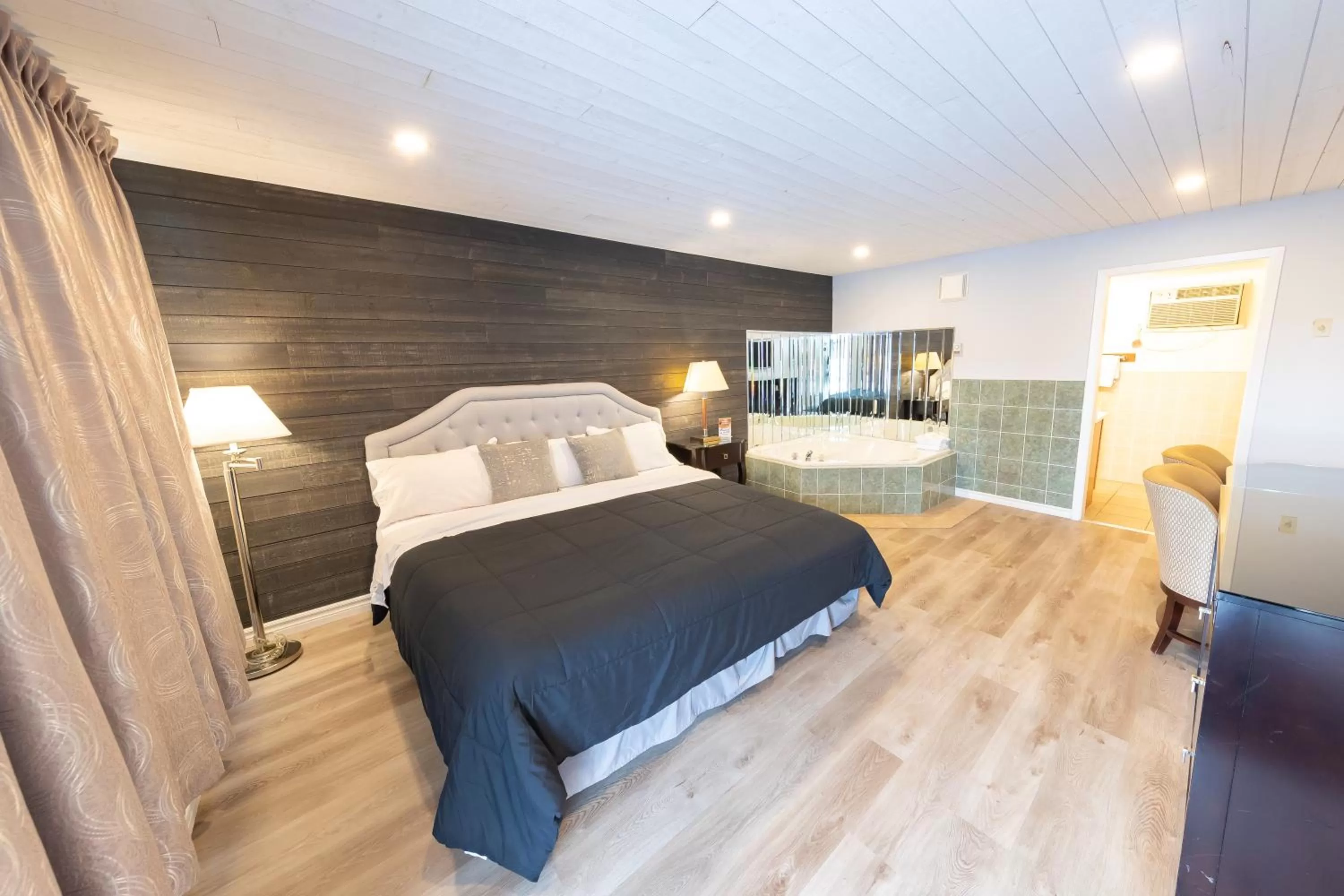 Bed in Choice Inn by the falls