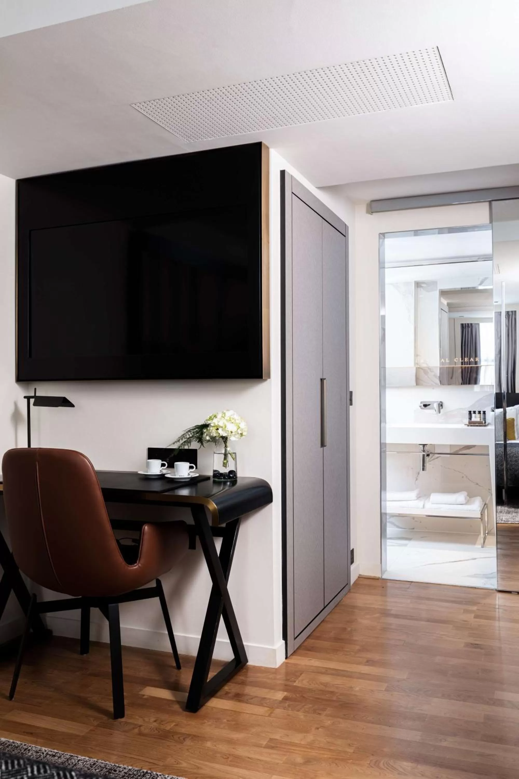 Bedroom, Bed in Holmes Hotel London