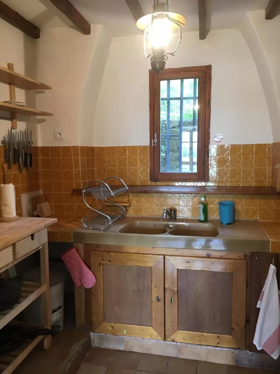 Kitchen or kitchenette in Les Yourtes de Provence