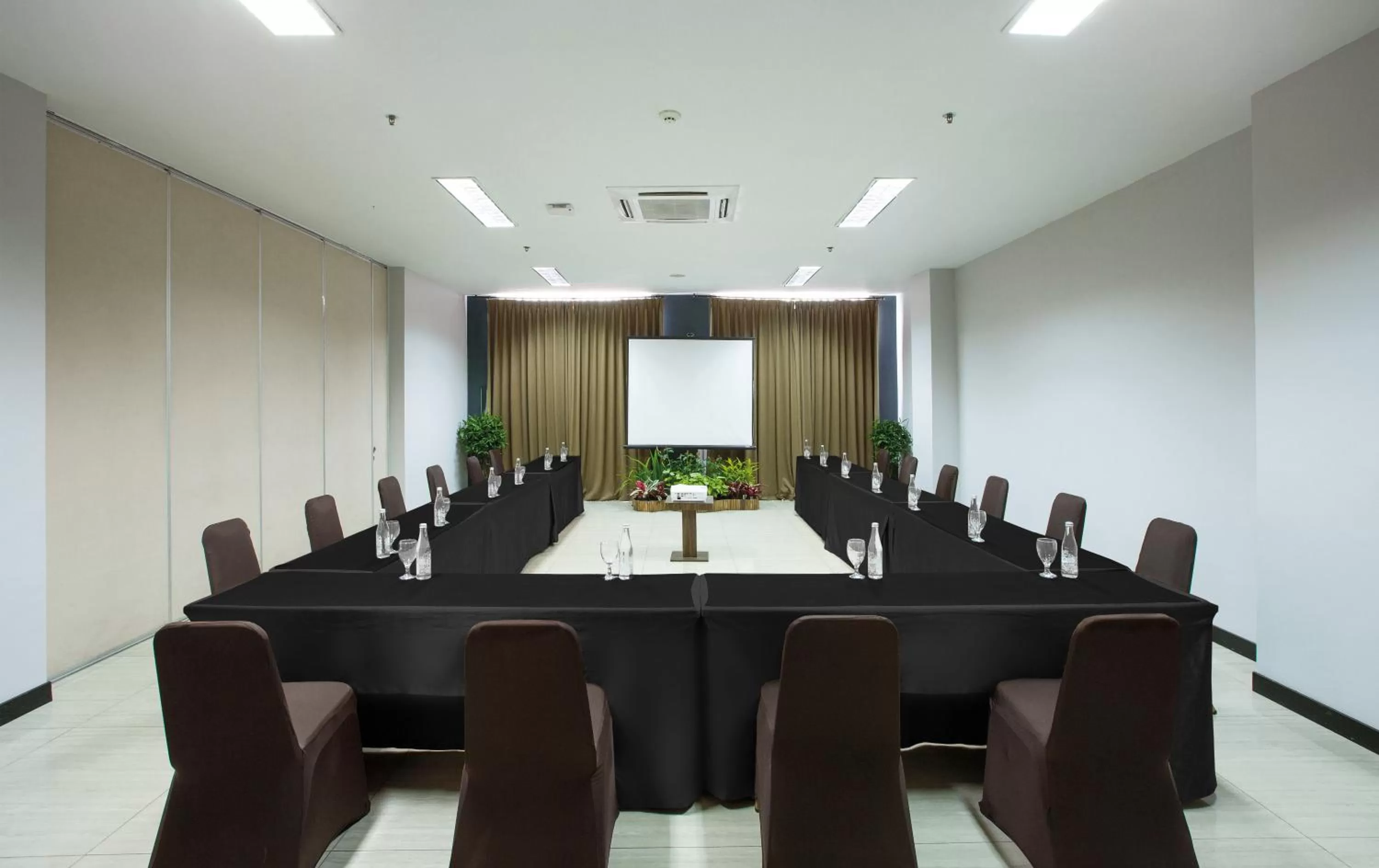 Meeting/conference room in ROOMS INC d'botanica Bandung