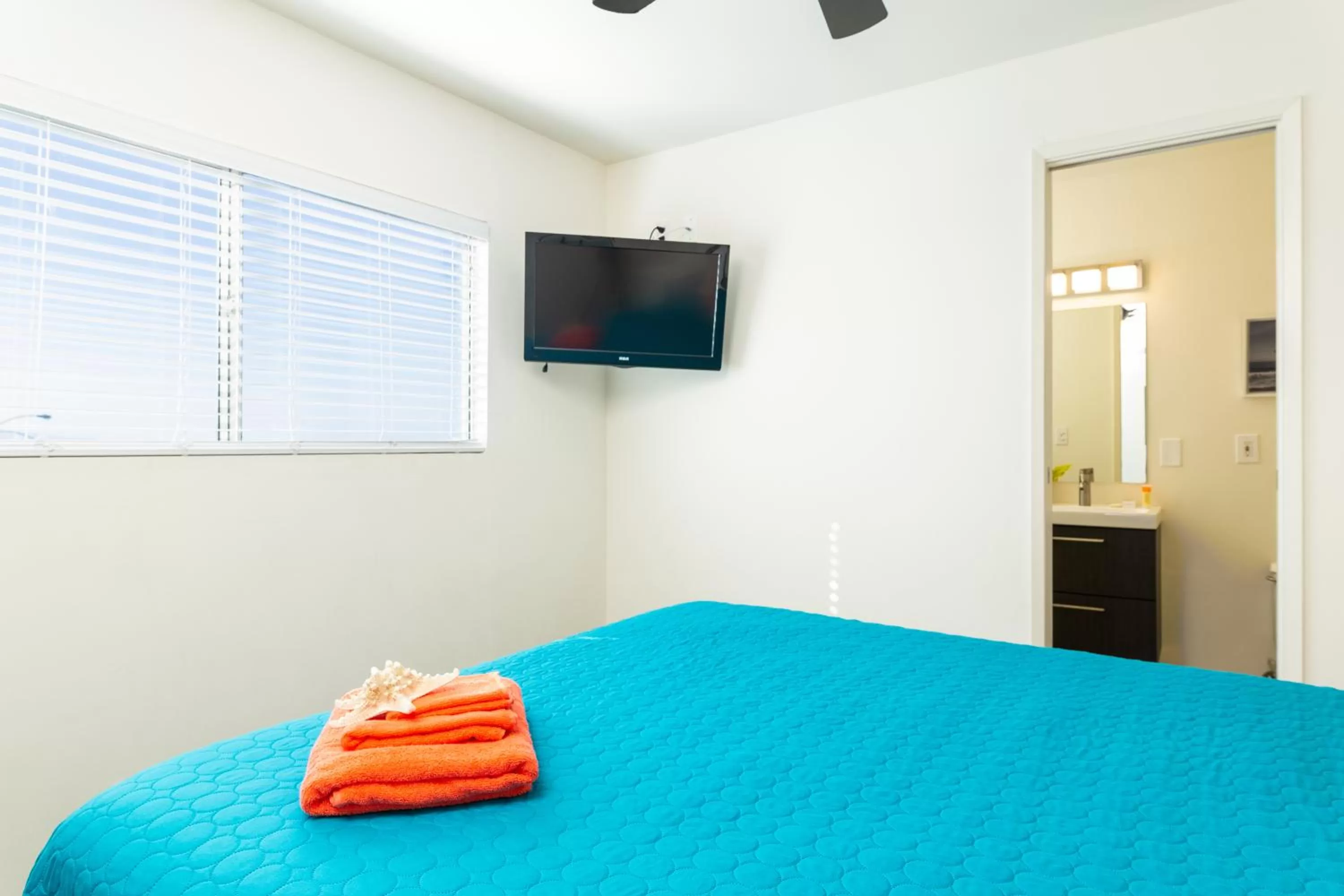 Photo of the whole room, Bed in The Sea View Inn At The Beach