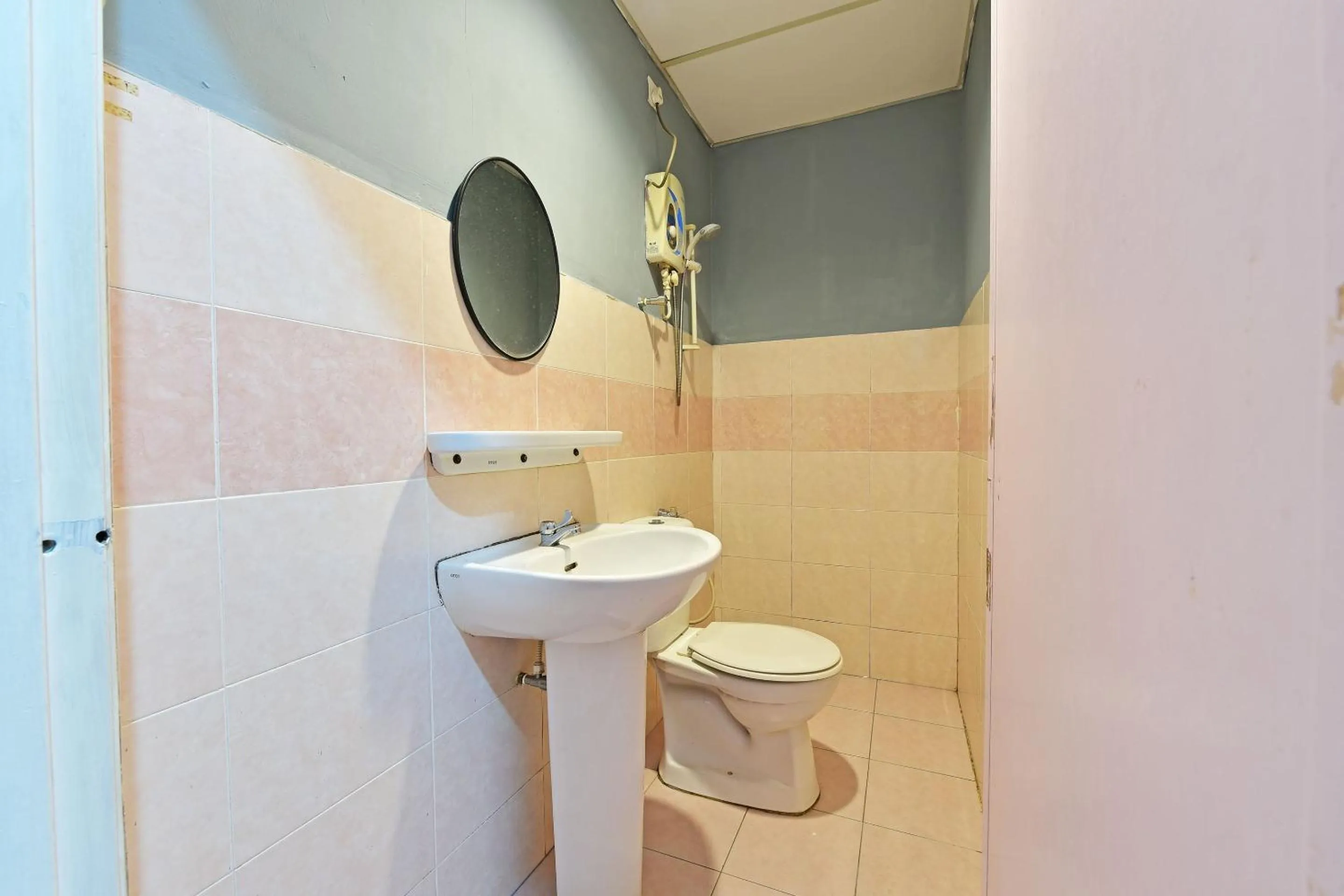 Bathroom in OYO 90846 Hotel Akasia