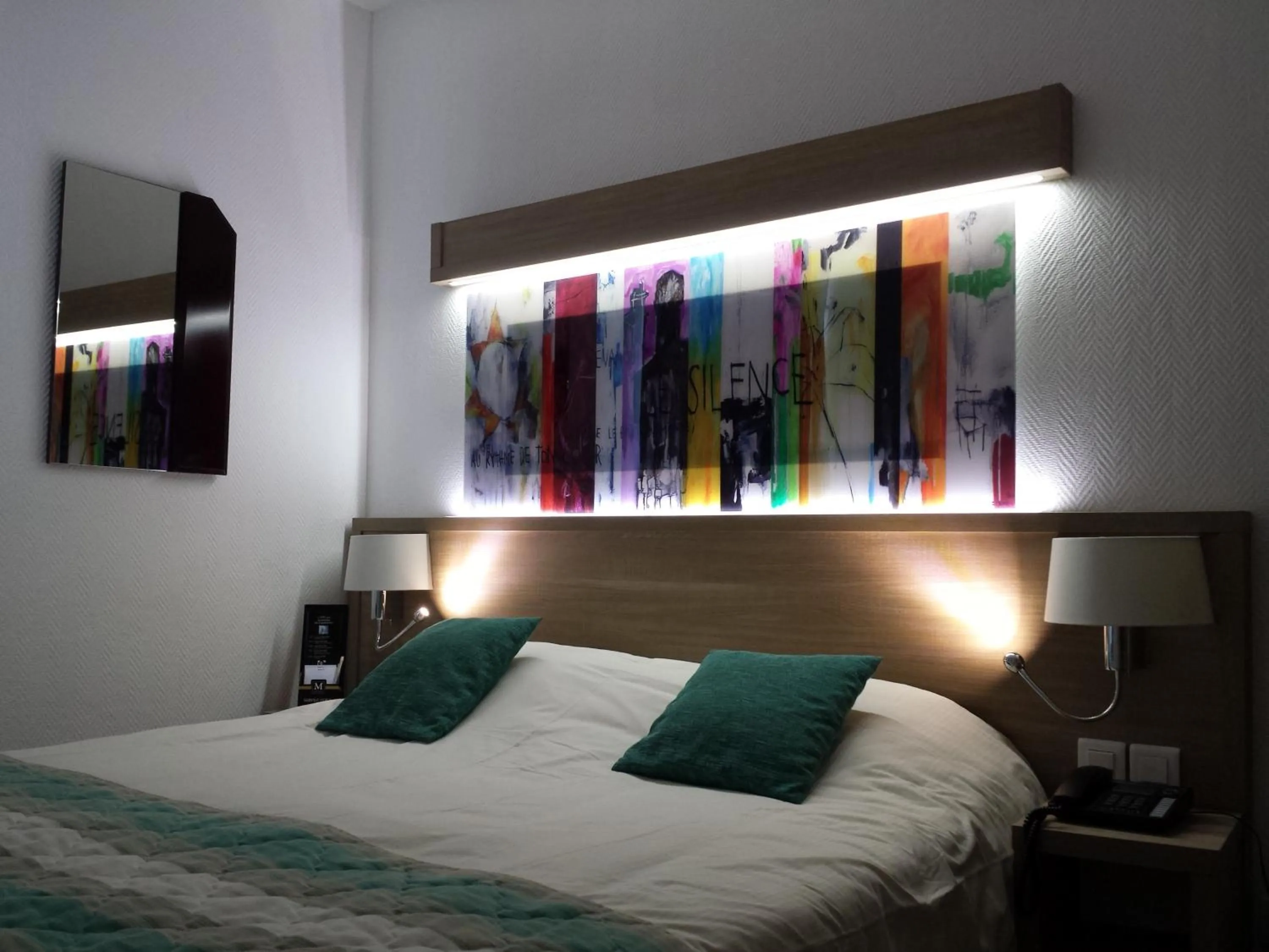 Photo of the whole room, Bed in Contact Hotel Utah Beach Carentan