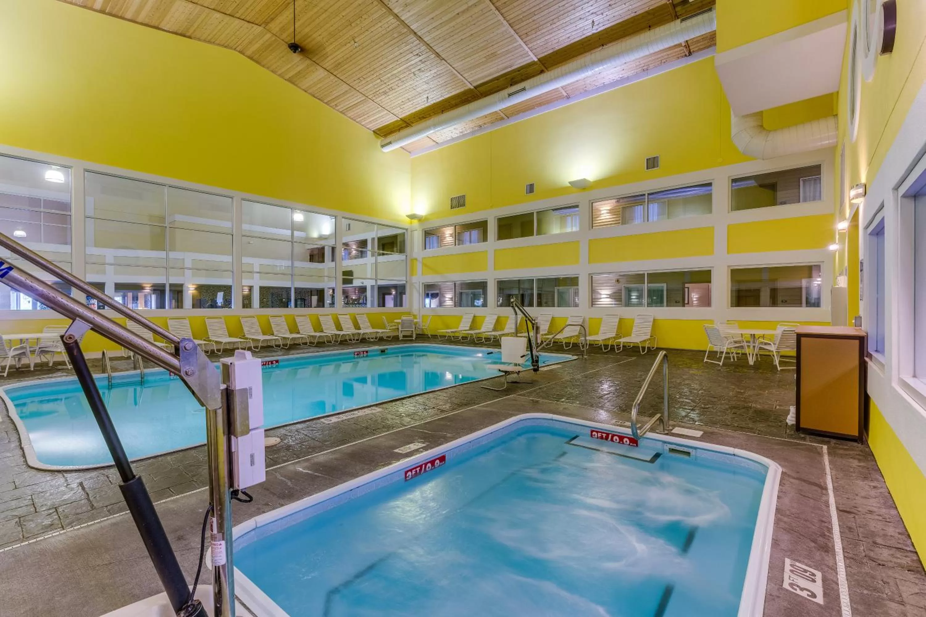 Swimming pool in Best Western Lakewinds