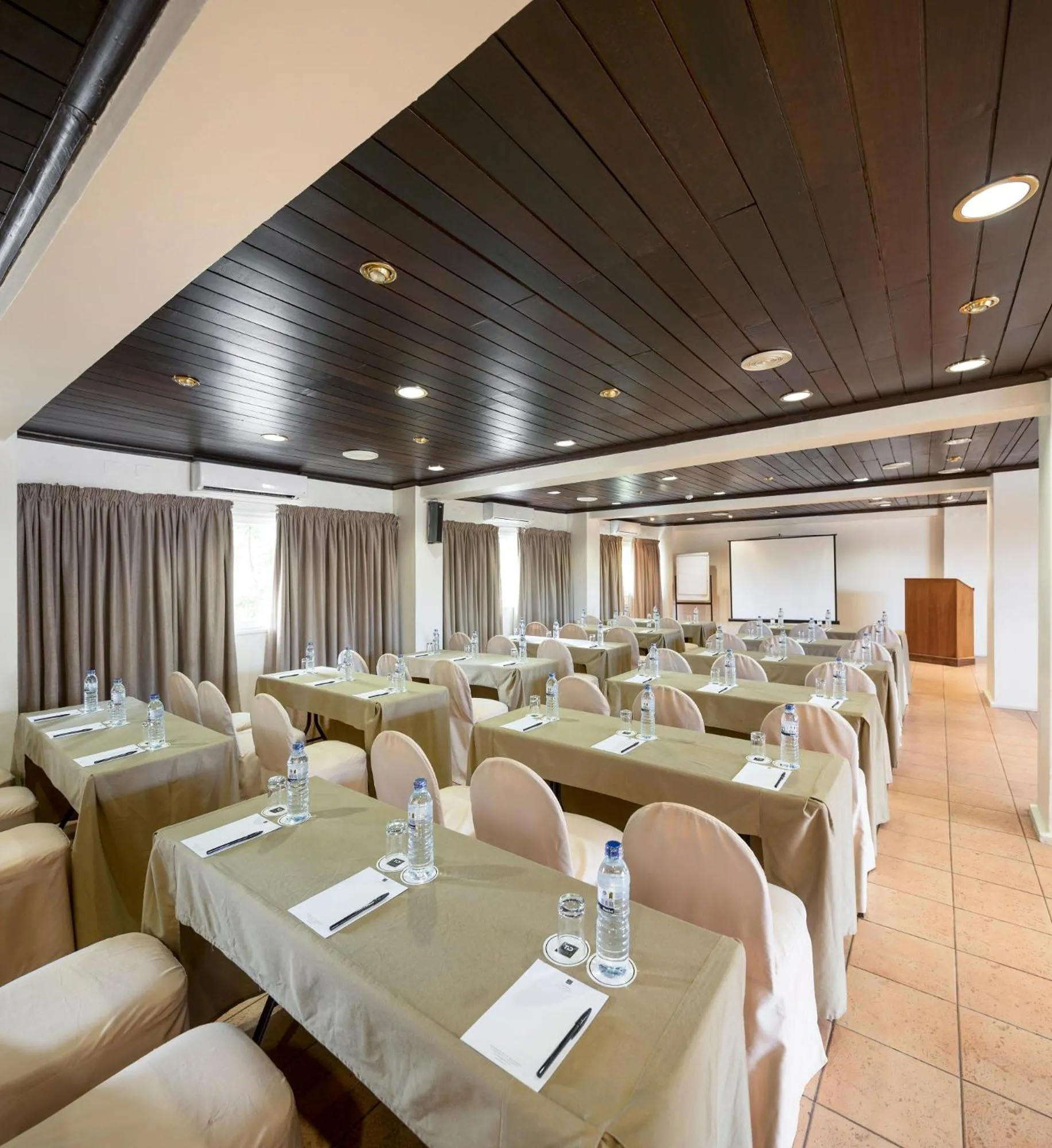 Meeting/conference room in Hotel Tivoli Beira