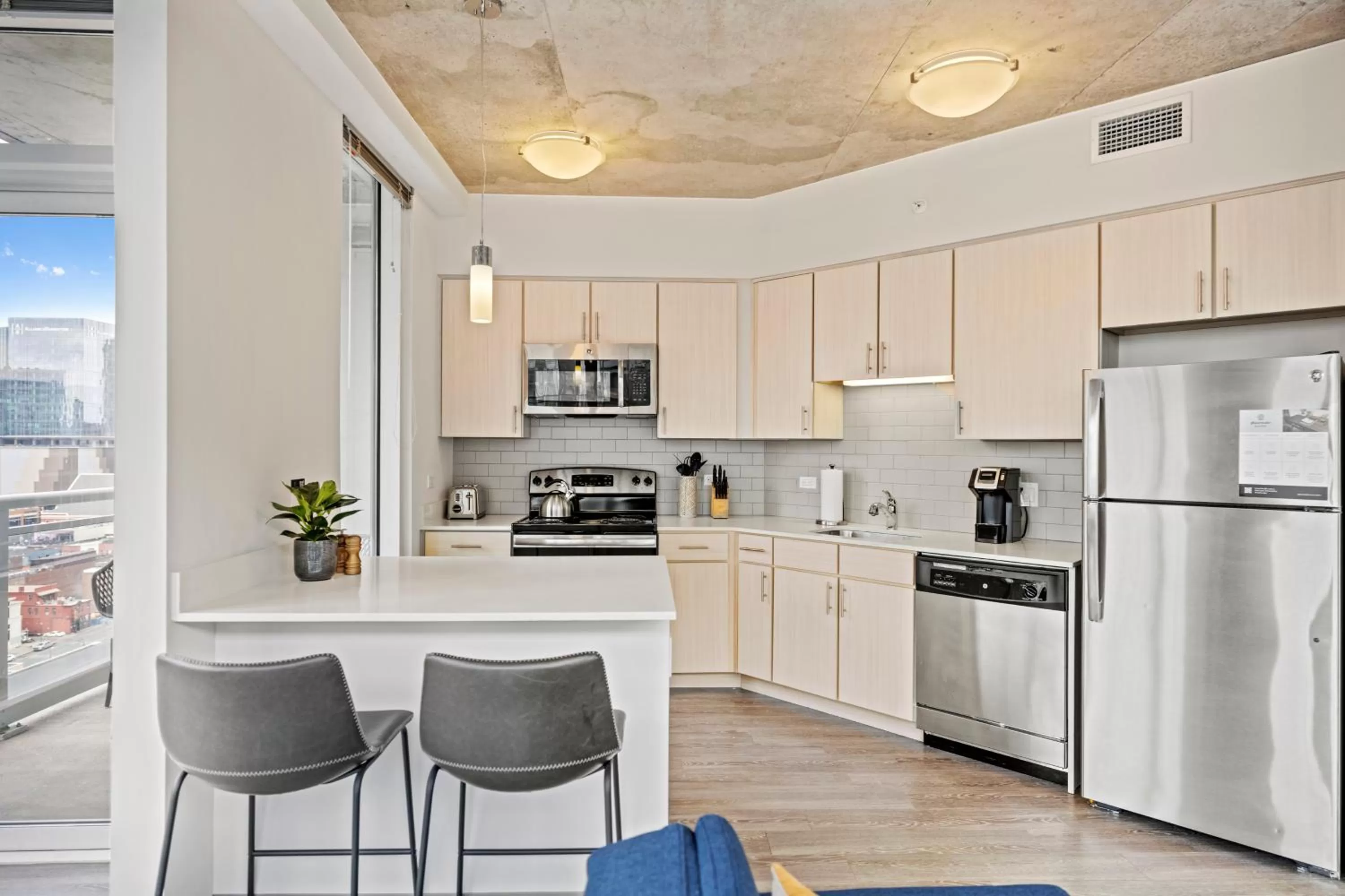 Kitchen or kitchenette in Placemakr Premier SoBro