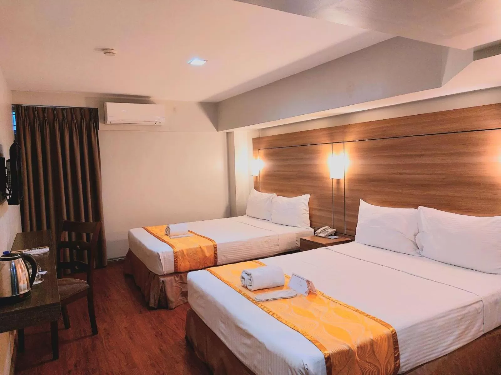 Deluxe Room No Window in Tagaytay Hotel SixB