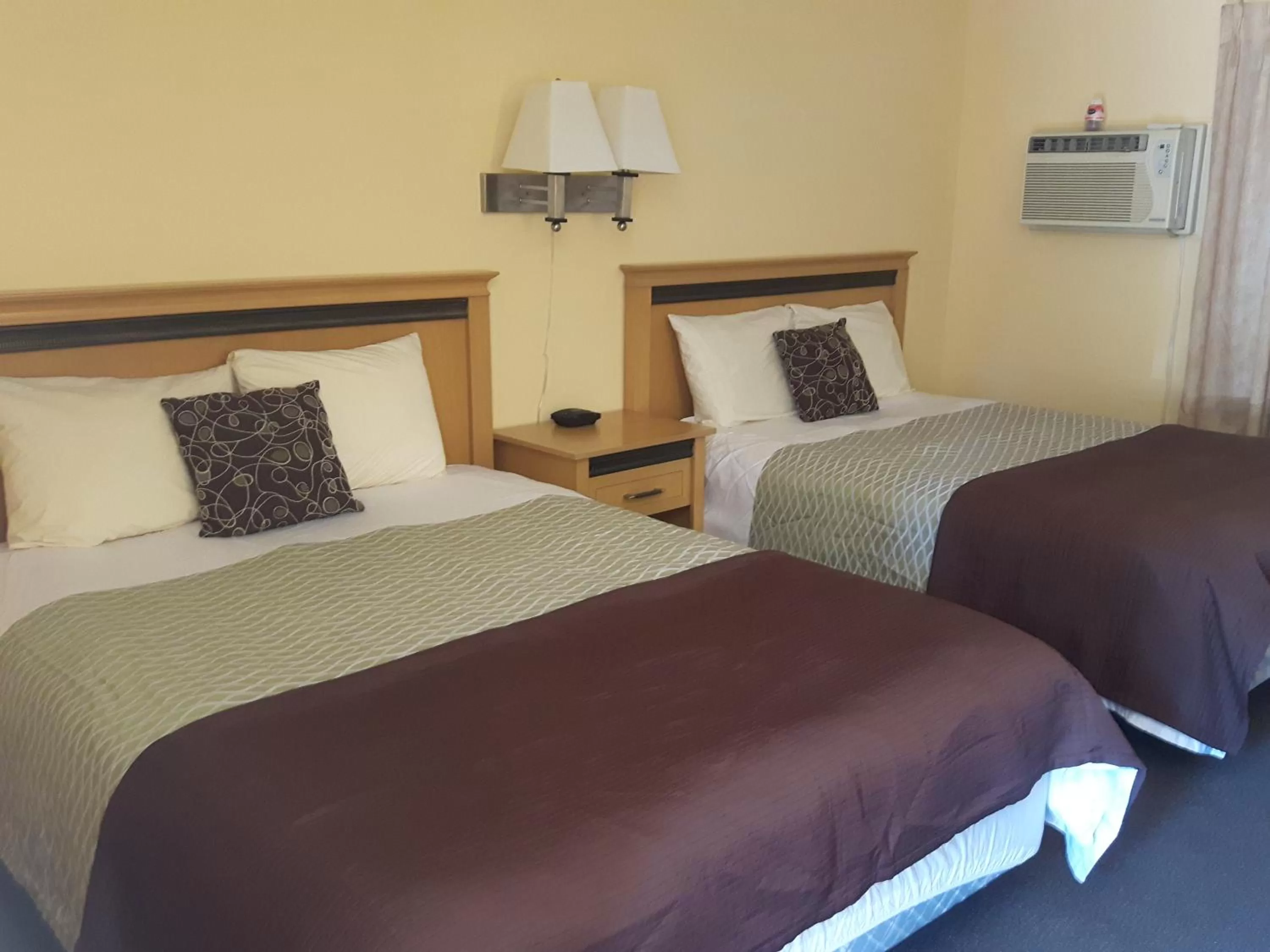 Bed in Fuller Lake Chemainus Motel