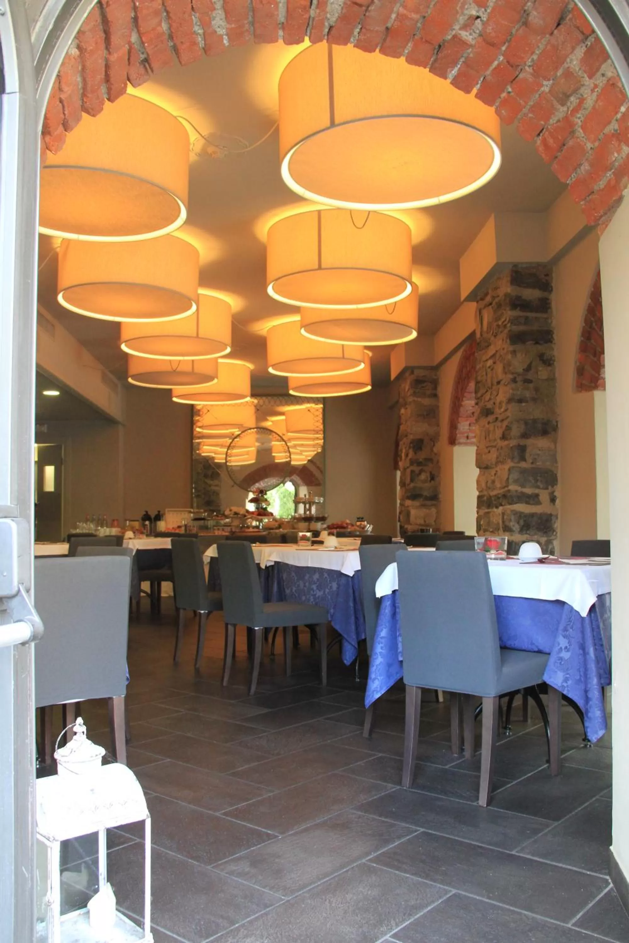 Restaurant/places to eat in Lizard Hotel