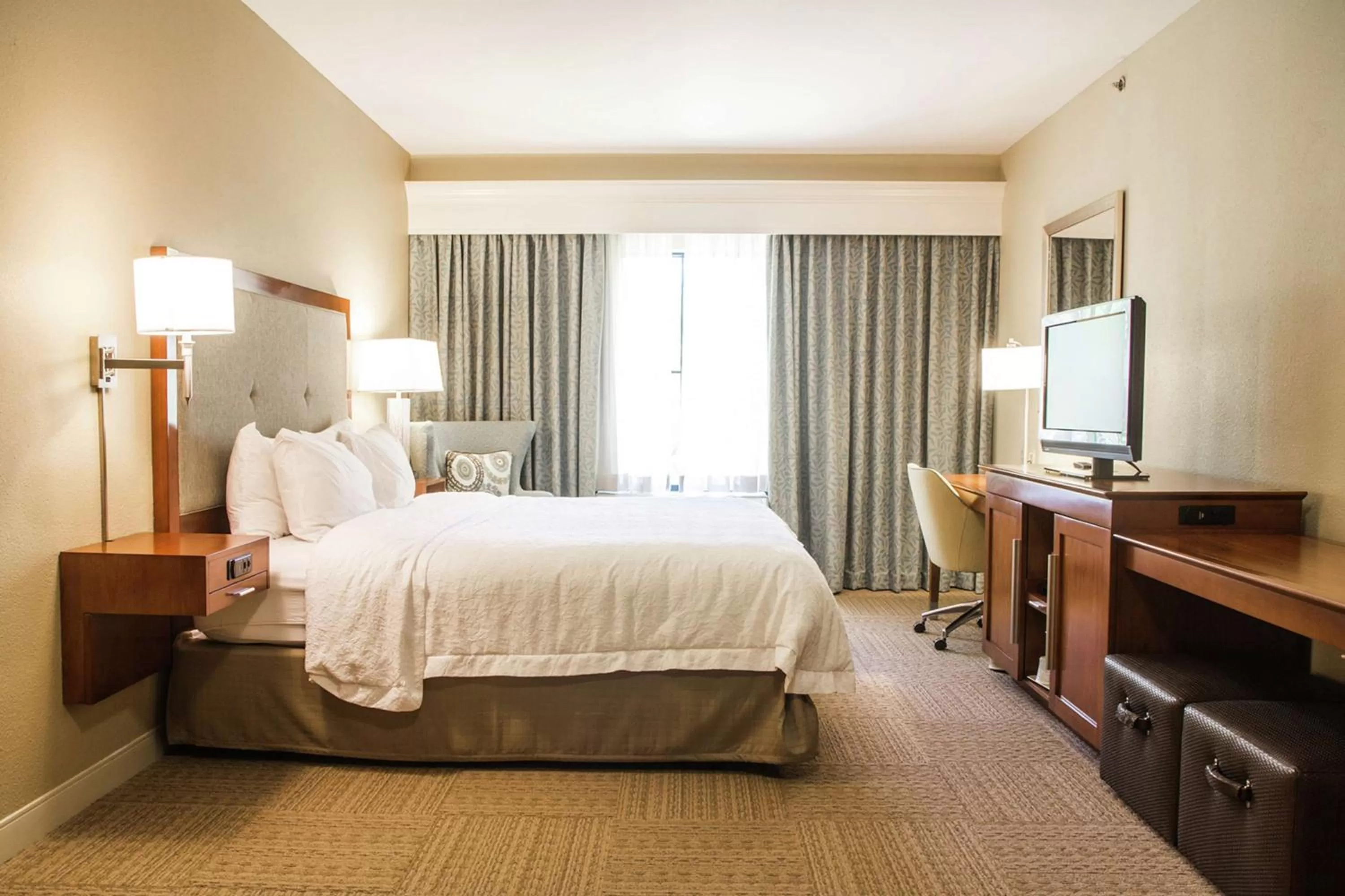 King Room with Roll-In Shower - Disability Access in Hampton Inn Charleston-Daniel Island