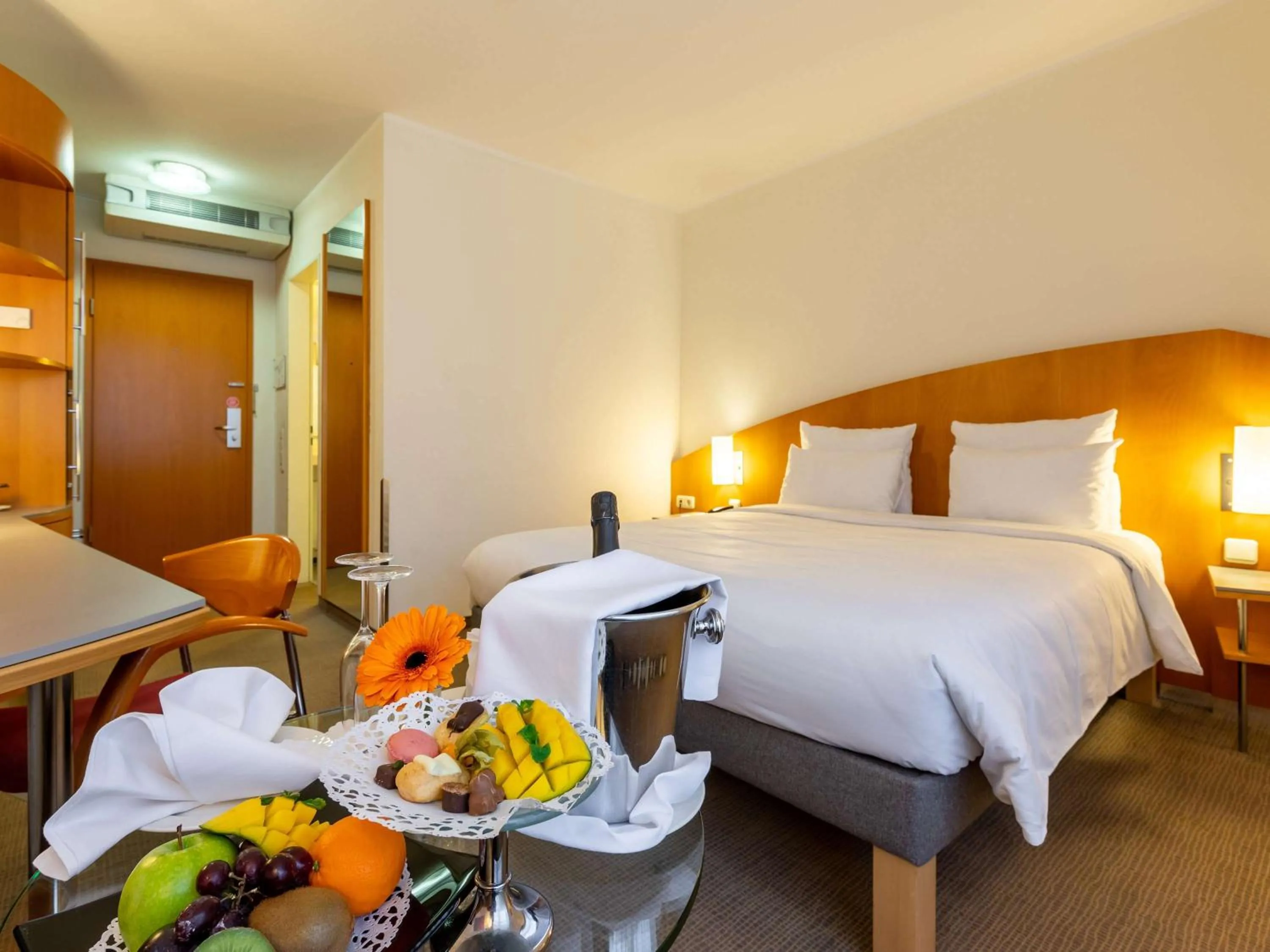 Photo of the whole room, Bed in Novotel Mainz