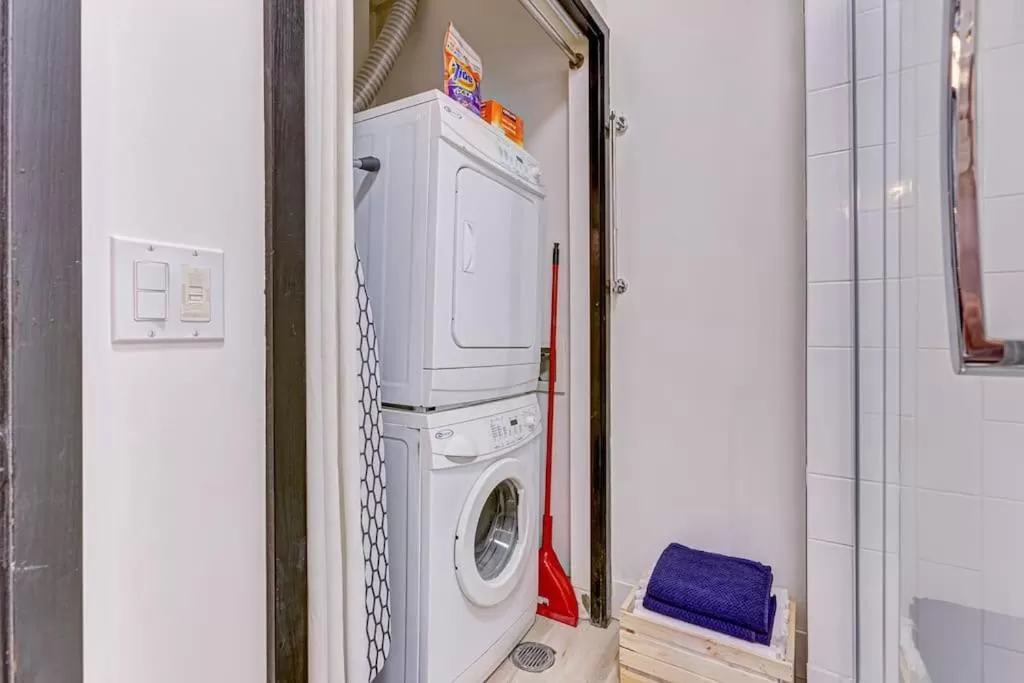 washing machine in Mountain Retreat, Pool & Hot Tub, BBQ, Patio, King Bed, Sleeps 6!