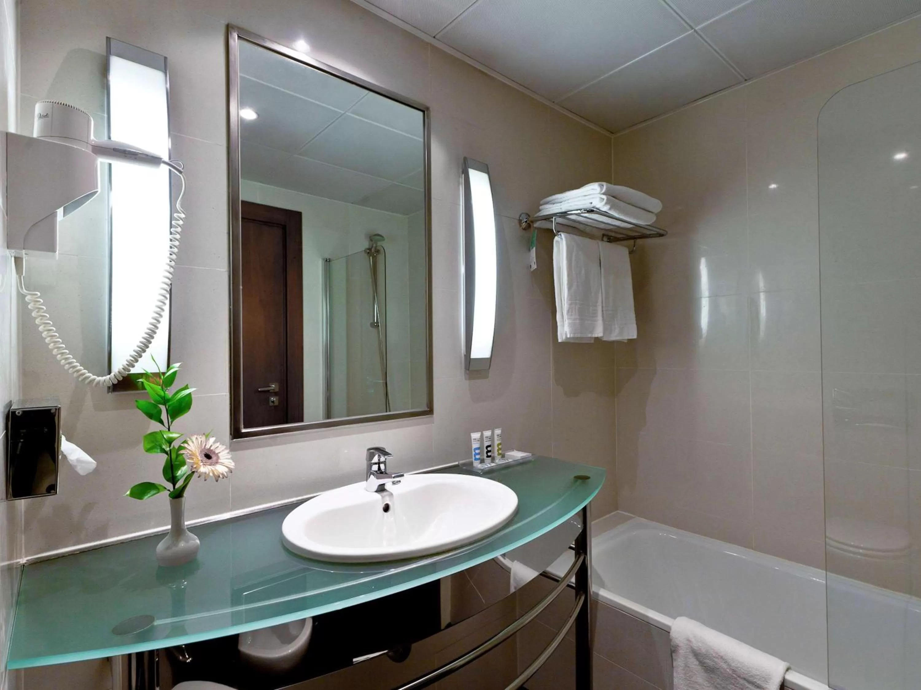 Photo of the whole room in Hotel Mercure Lisboa