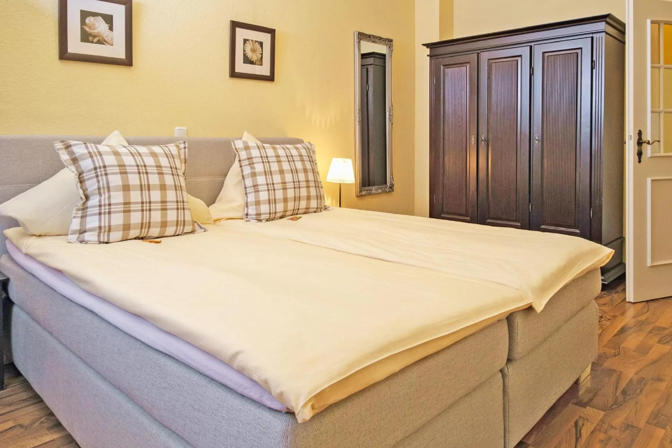 Staff, Bed in Hotel-Restaurant Holsteiner Hof