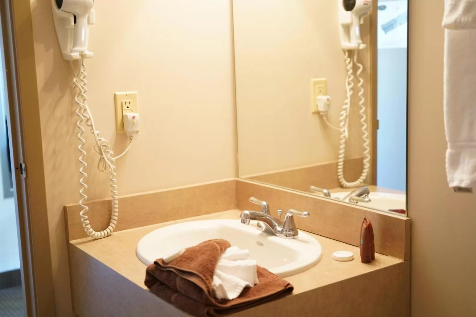 Two Queen Beds - 3rd floor - No elevator access in River Rapids Inn