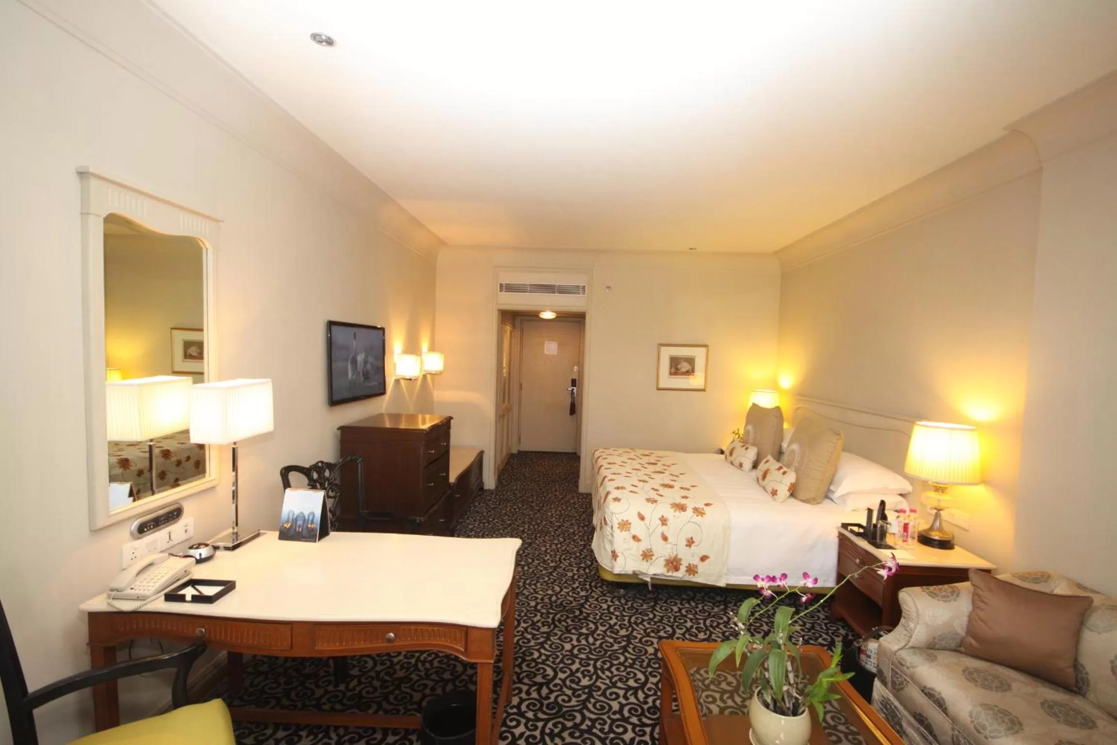 Photo of the whole room, Bed in Taj Bengal