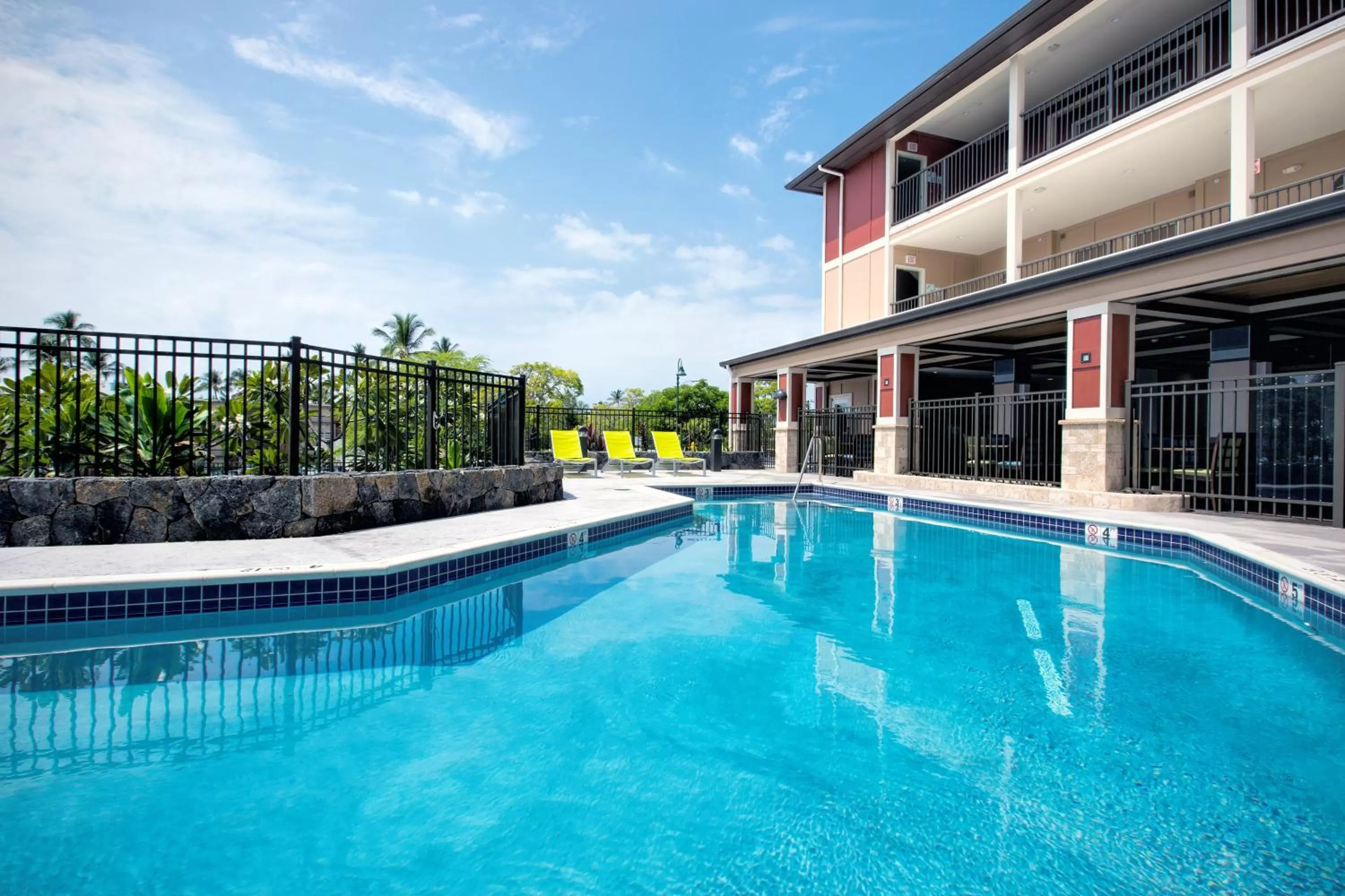 Swimming pool in Holiday Inn Express & Suites Kailua-Kona by IHG