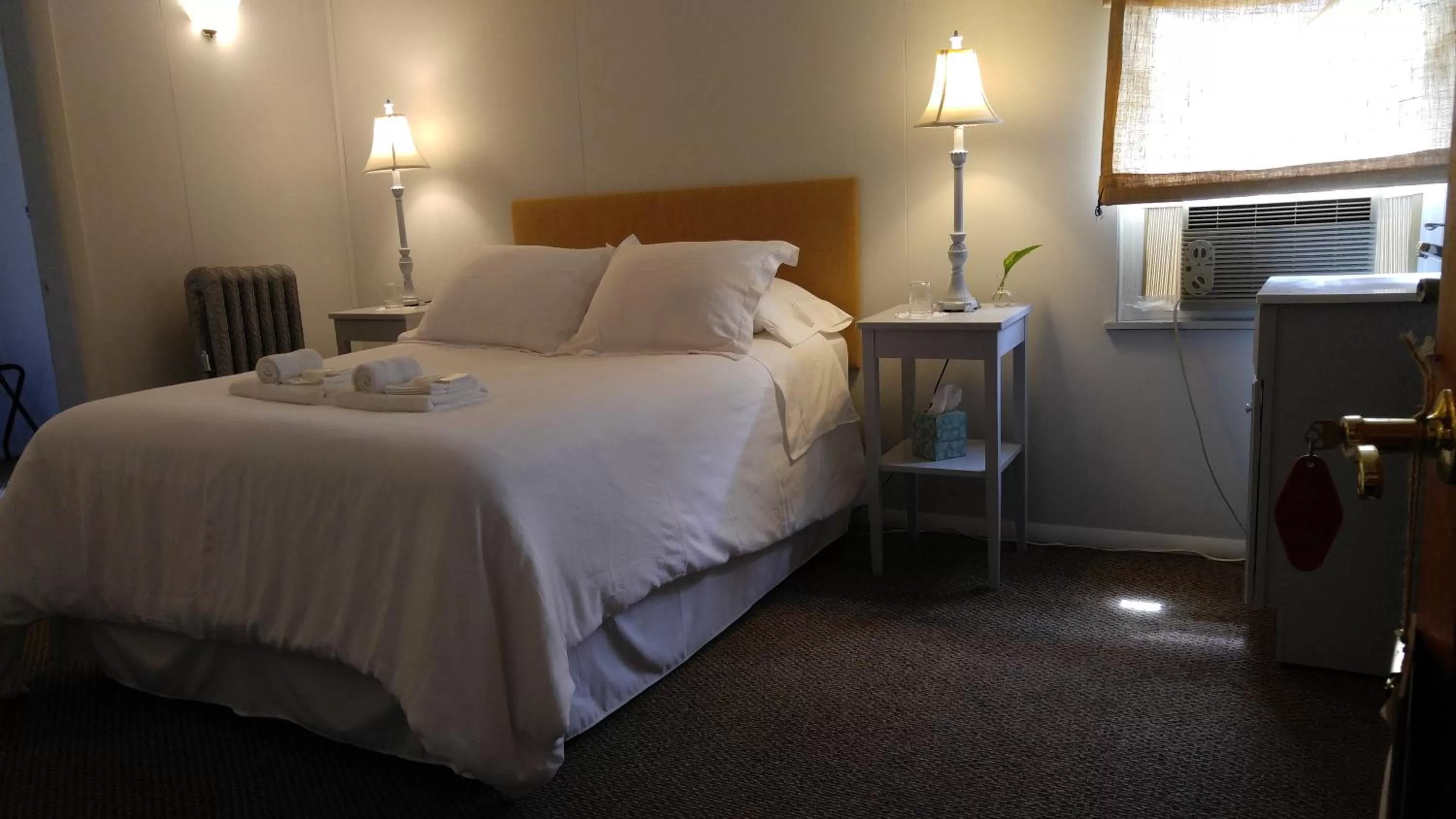 Toilet, Bed in Pine Hill Arms Hotel