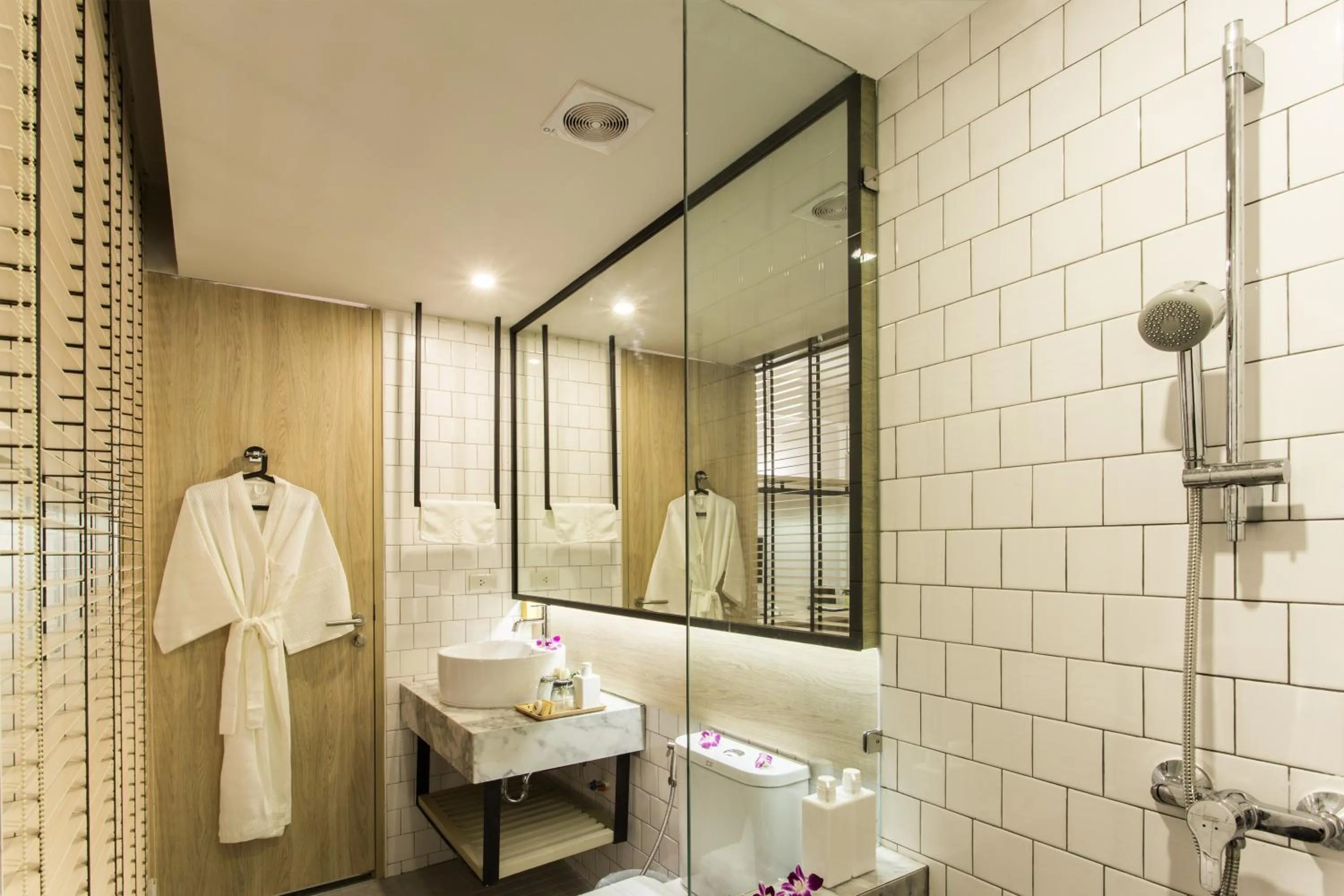 Shower in Snoozz Hotel Krabi