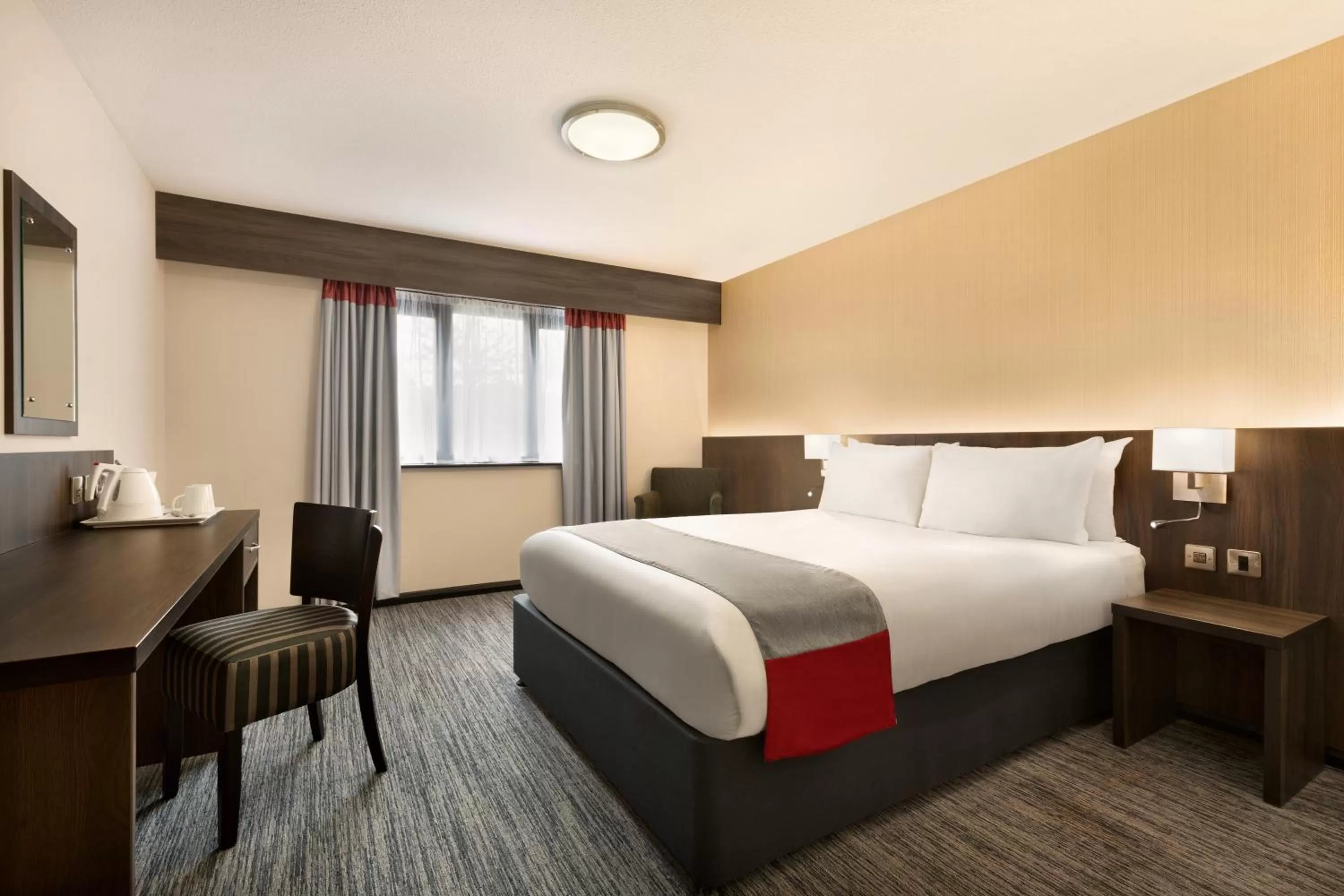 Photo of the whole room, Bed in Ramada Bristol West