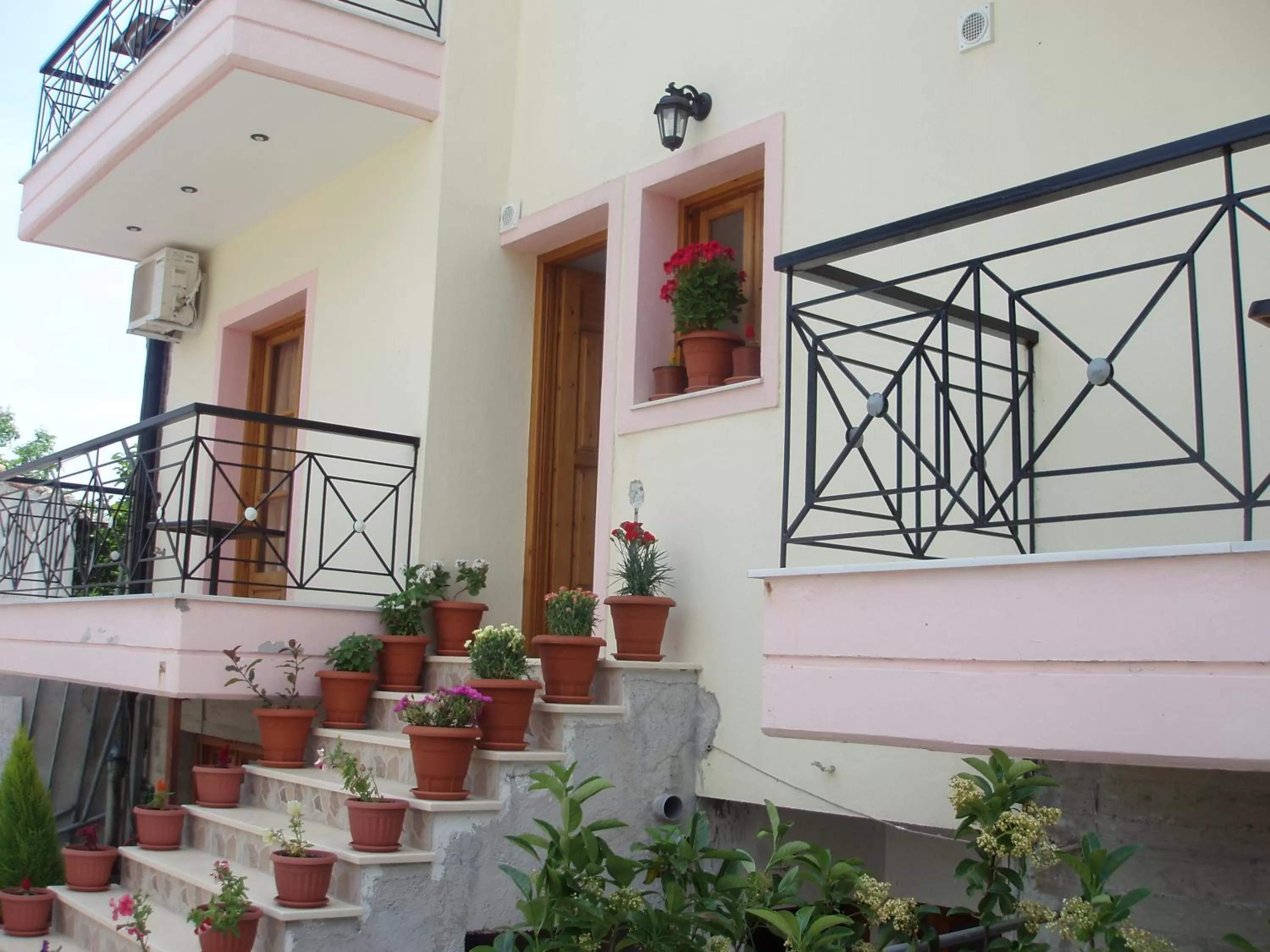 Property building in skiathos studios HL