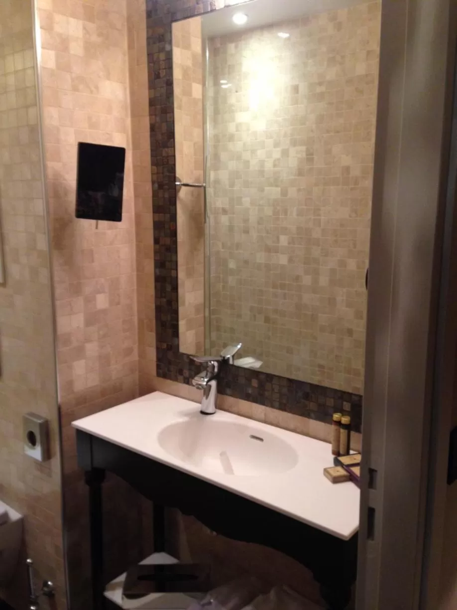 Bathroom in Hôtel Da Vinci & Spa