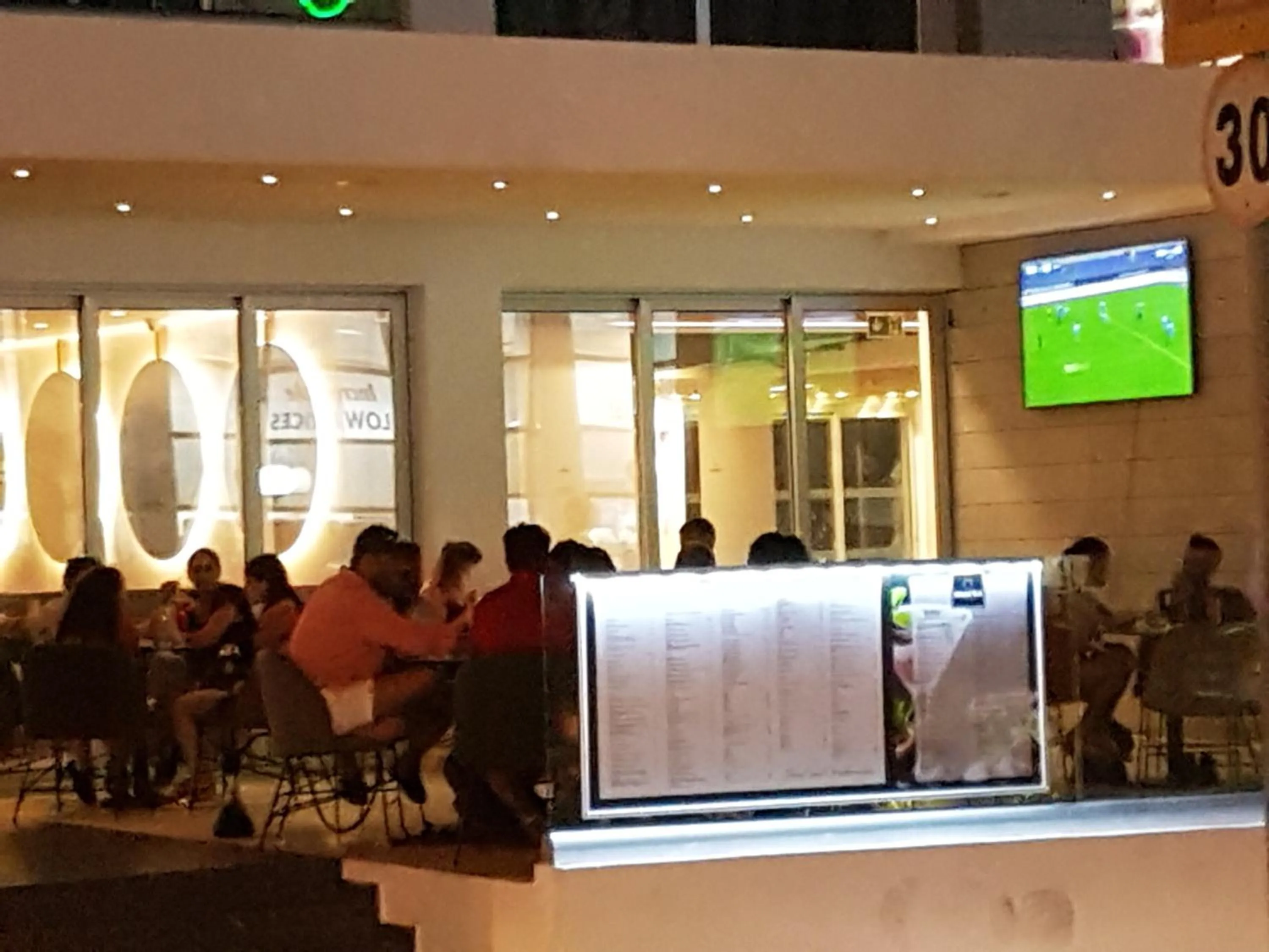 Restaurant/places to eat in Anthea Hotel Apartments