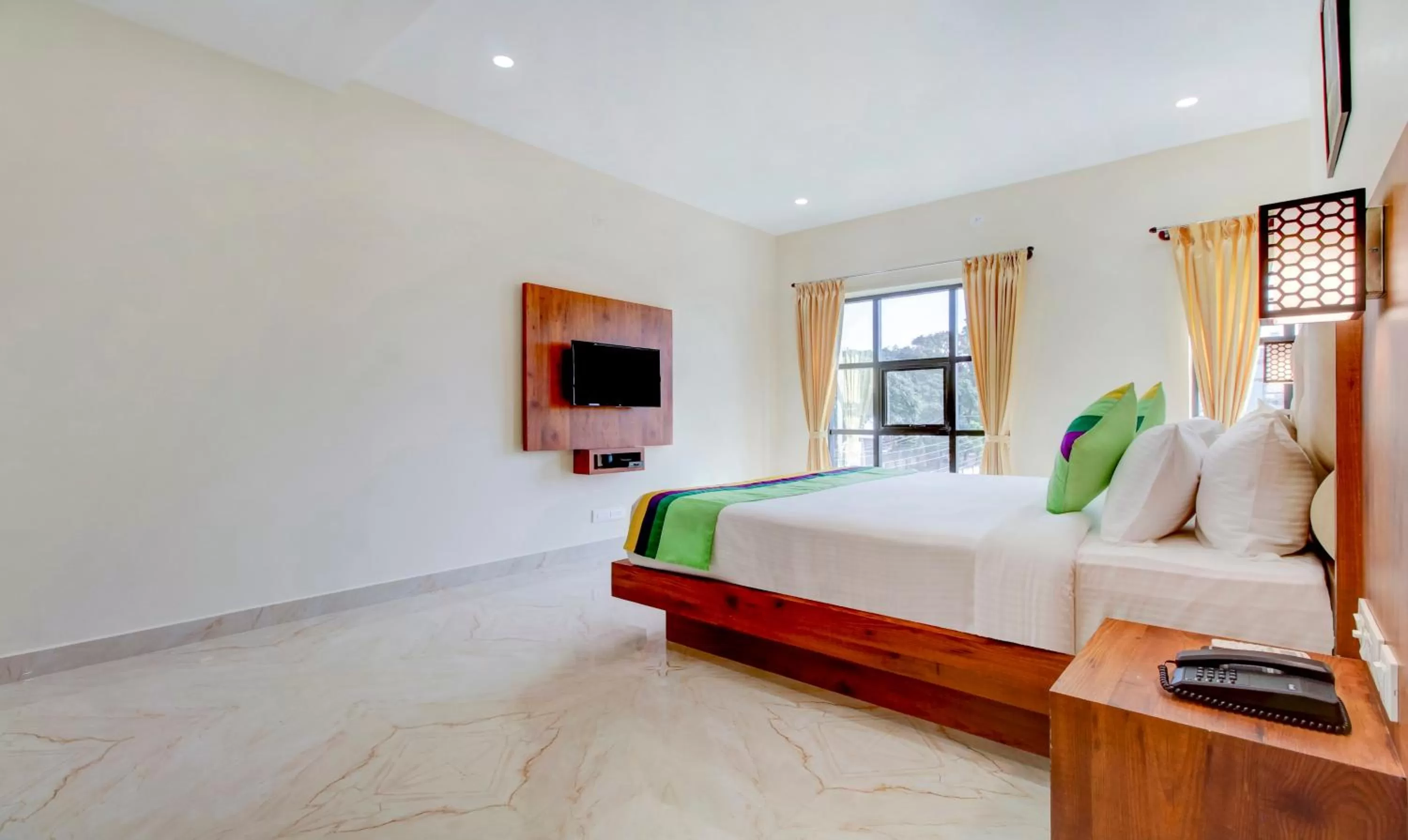 Bedroom, Bed in Treebo The Meridian, 10 Mins To Mahatma Gandhi Park