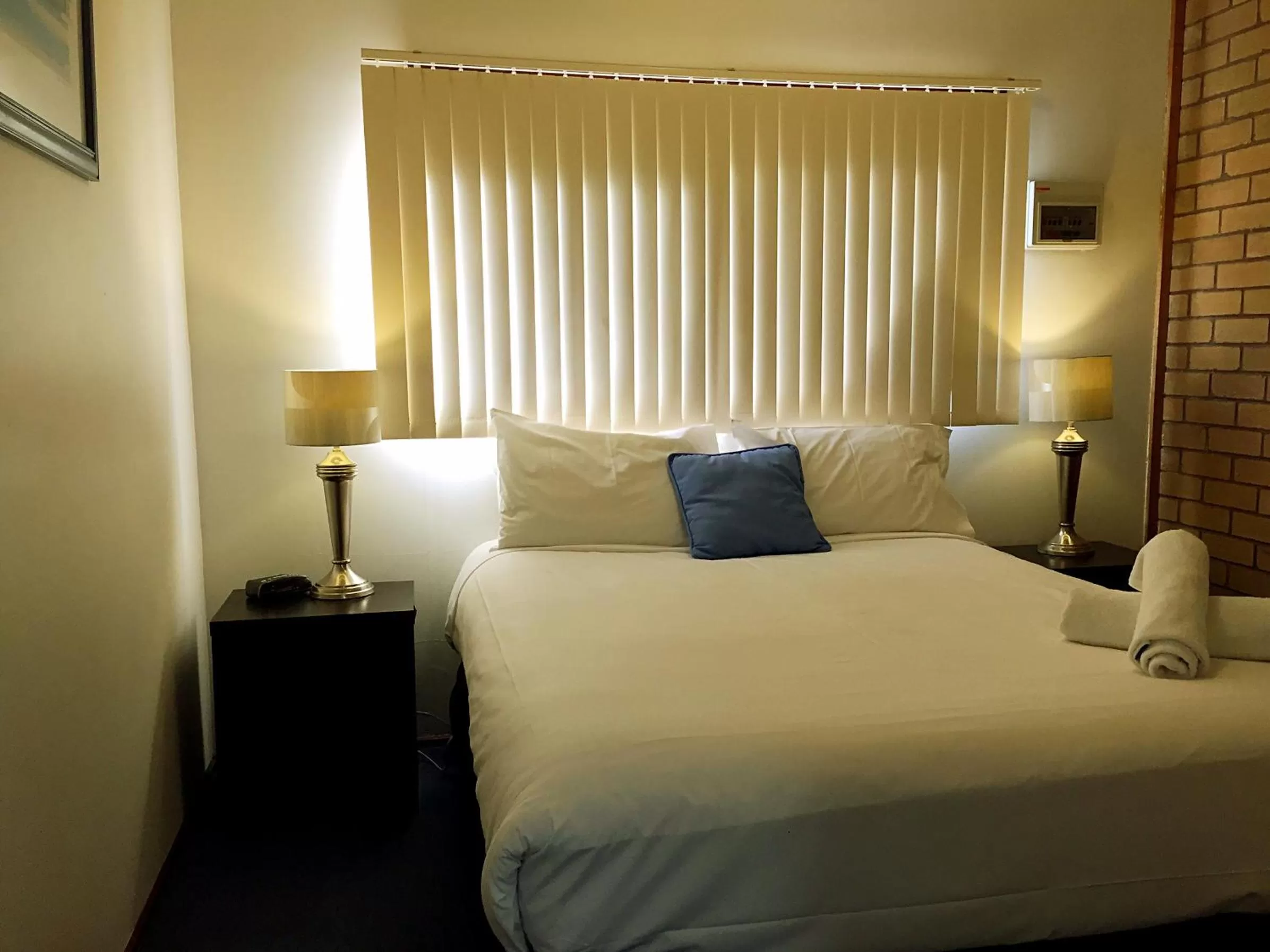 Bed in Admiral Motor Inn