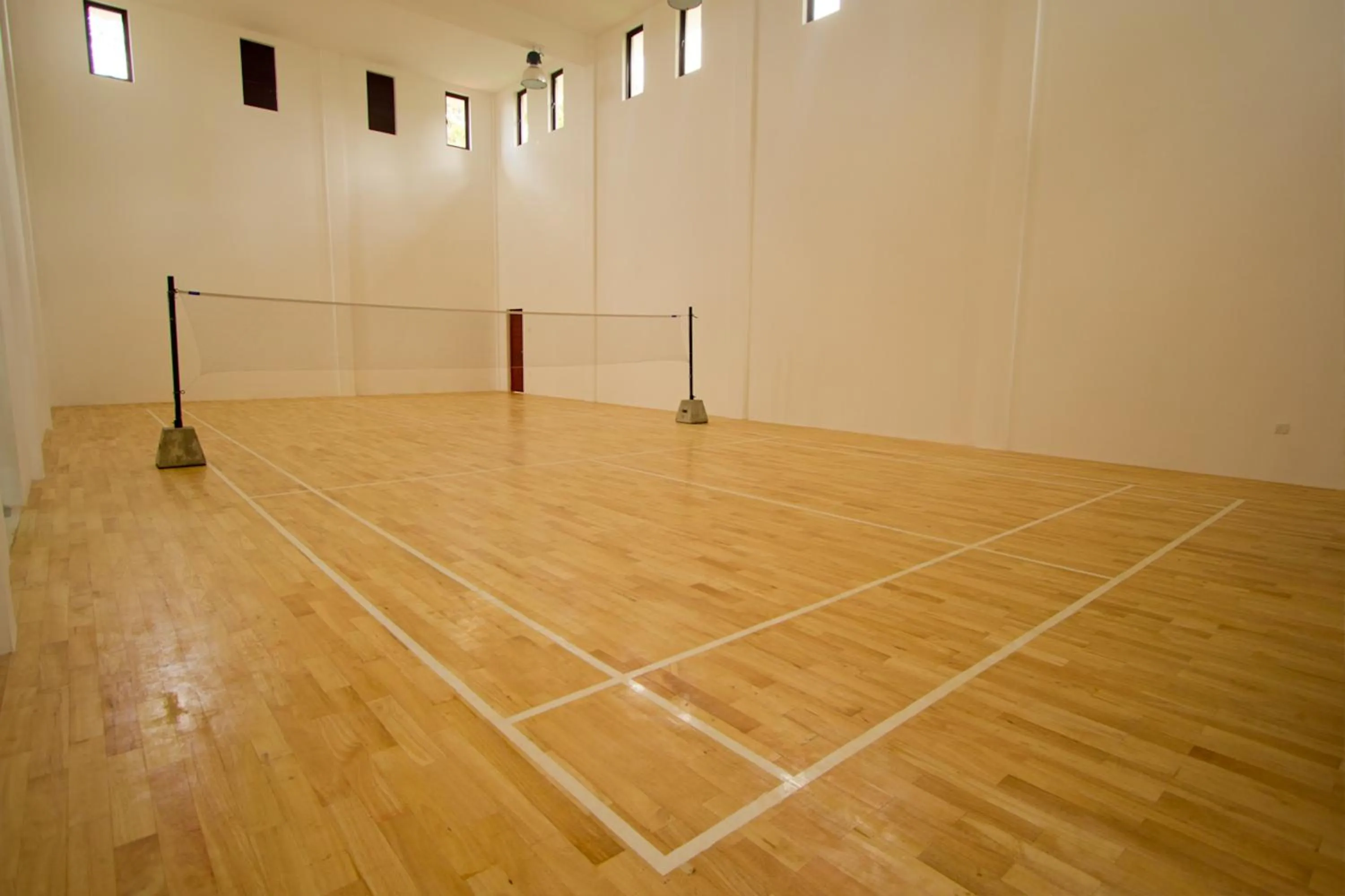 Tennis court in Randholee Resort & Spa