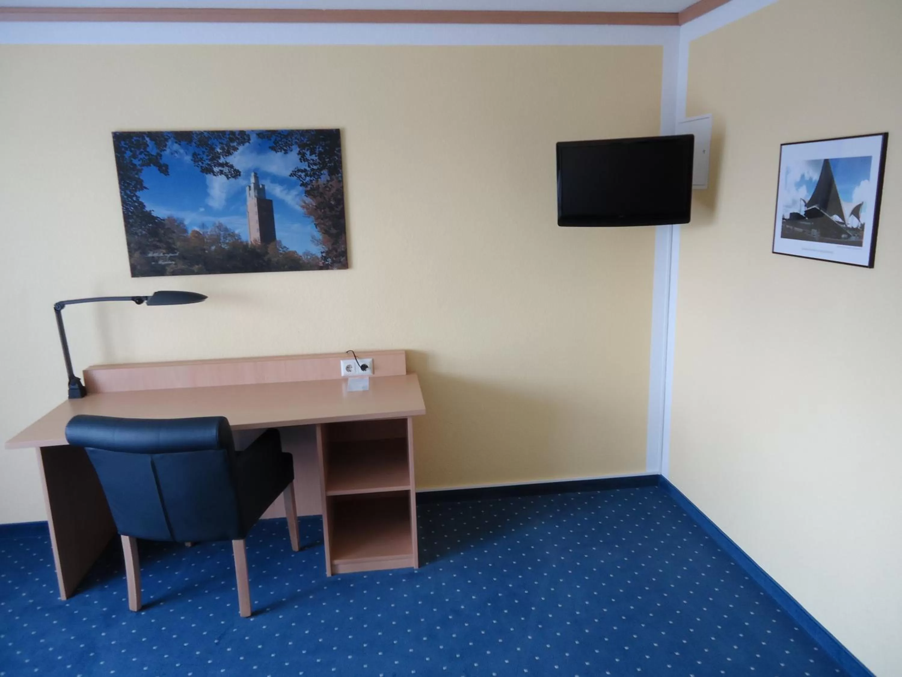 TV and multimedia in Sleep & Go Hotel Magdeburg