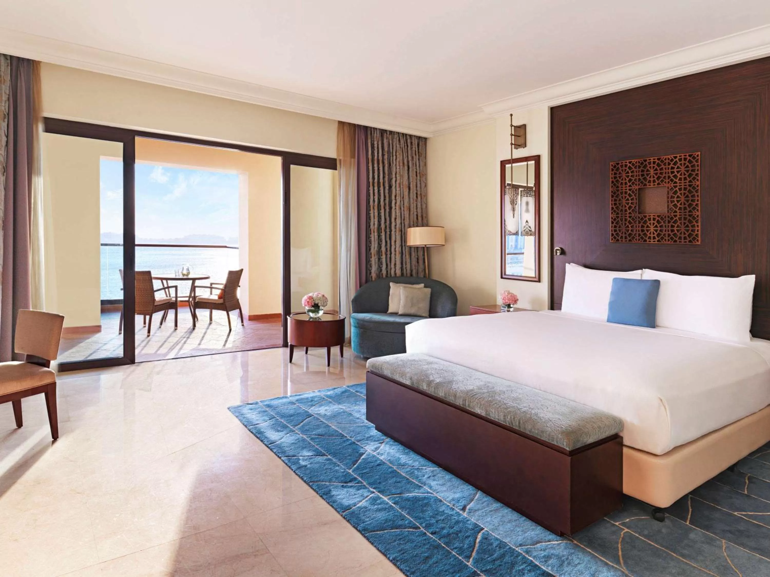 Photo of the whole room, Bed in Fairmont The Palm