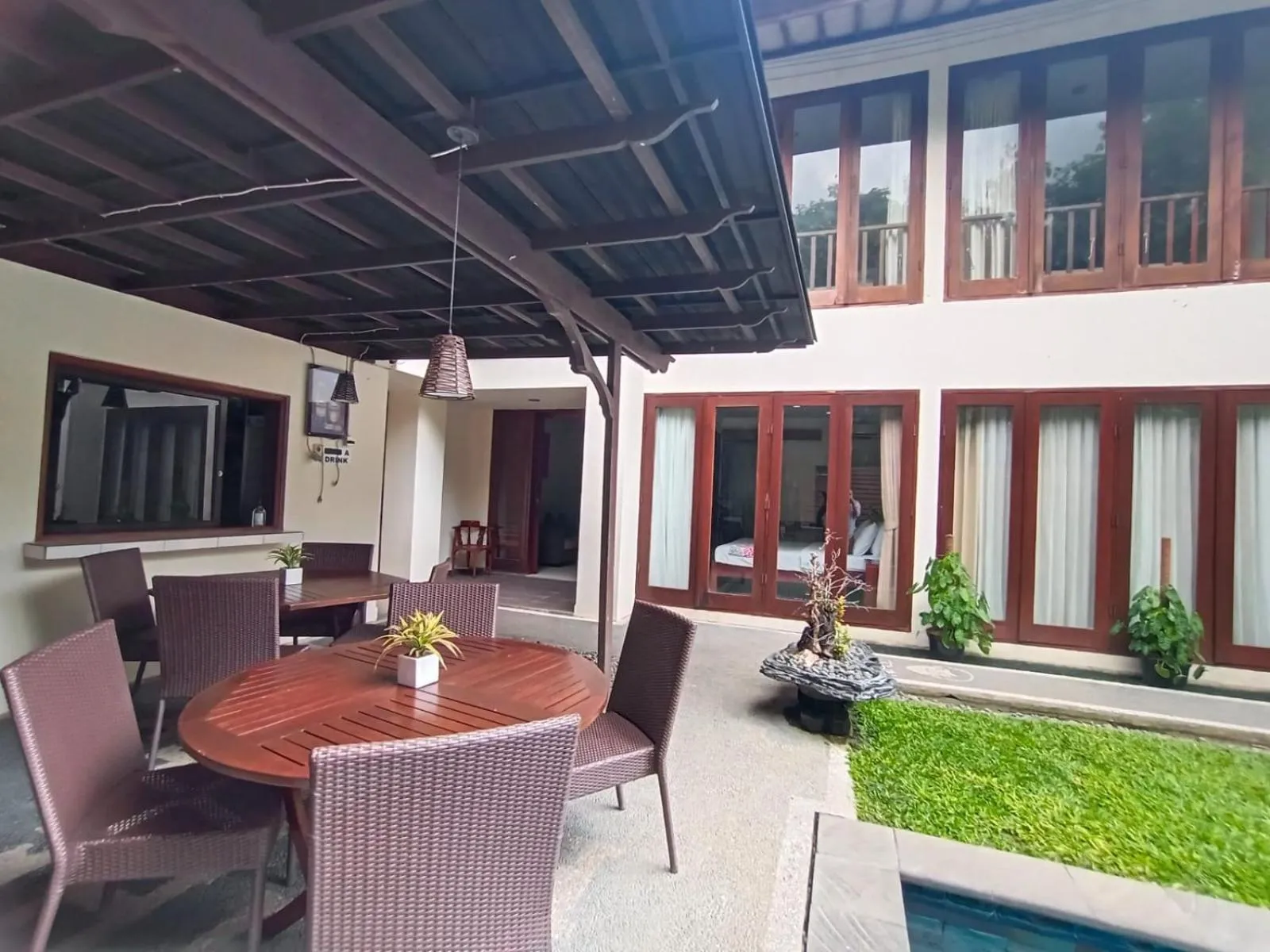 Restaurant/places to eat in Sekuta Condo Suites