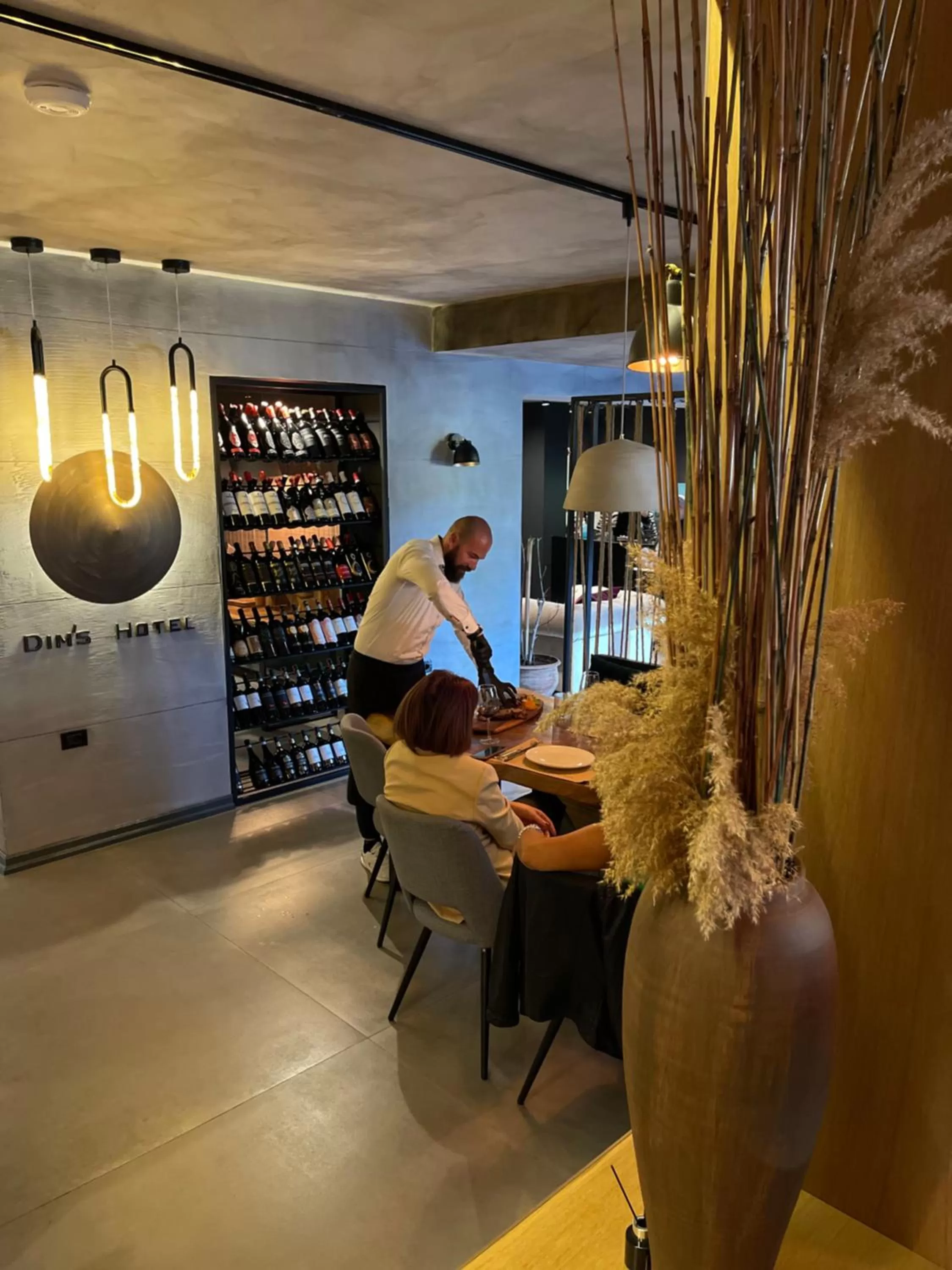 Restaurant/places to eat in Dim's Hotel & Restaurant