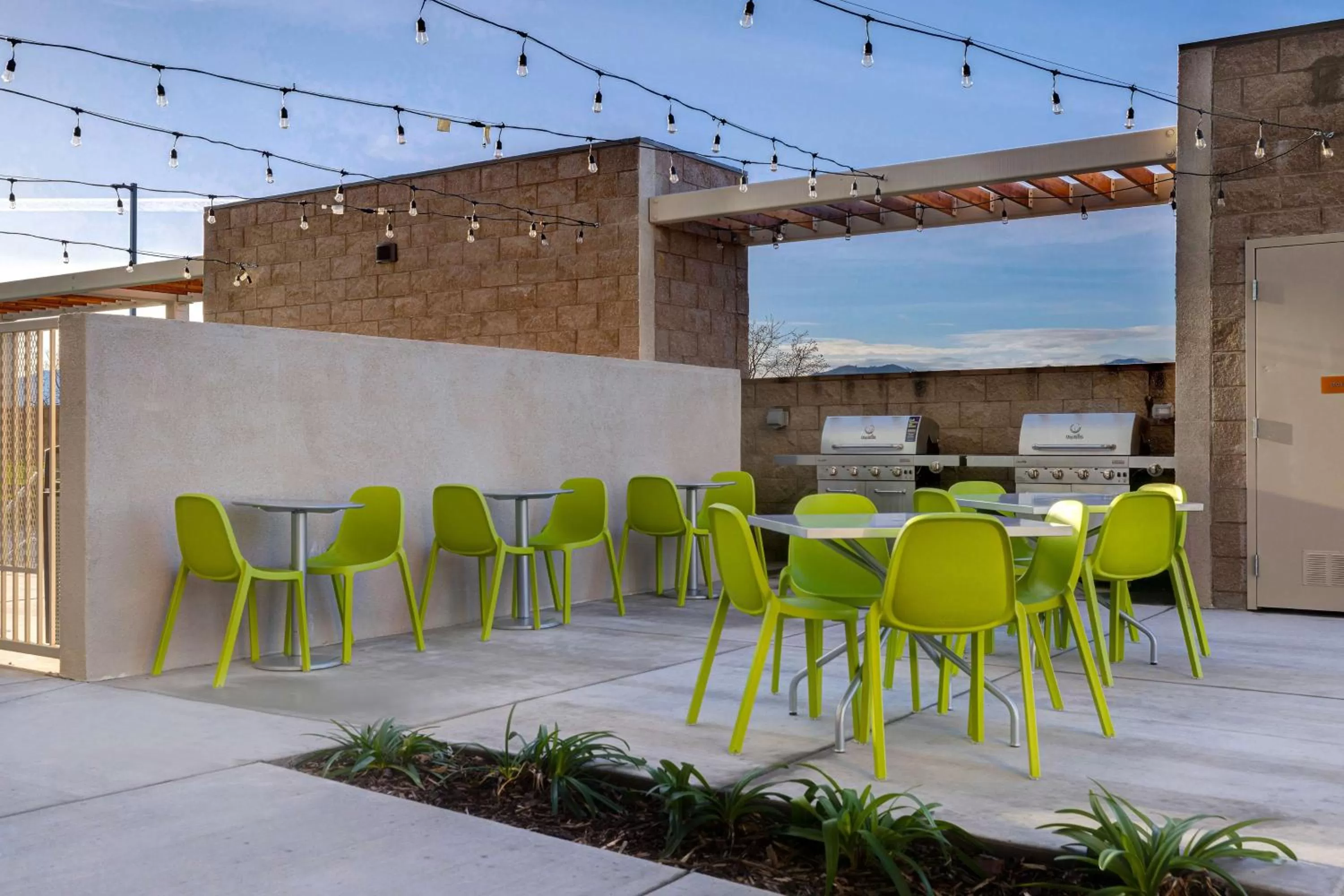 Dining area in Home2 Suites By Hilton Redding