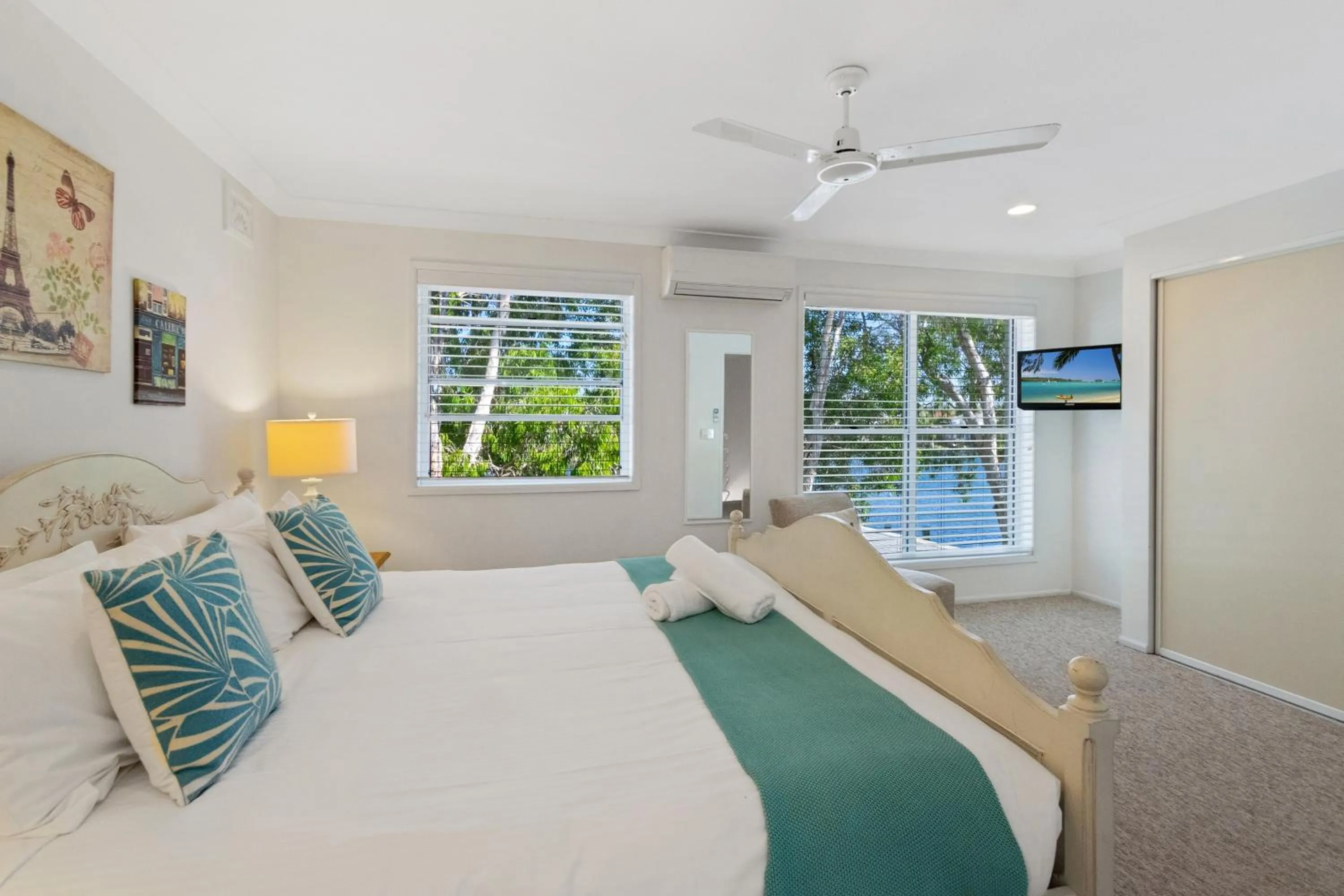 Bed in Noosa Entrance Waterfront Resort