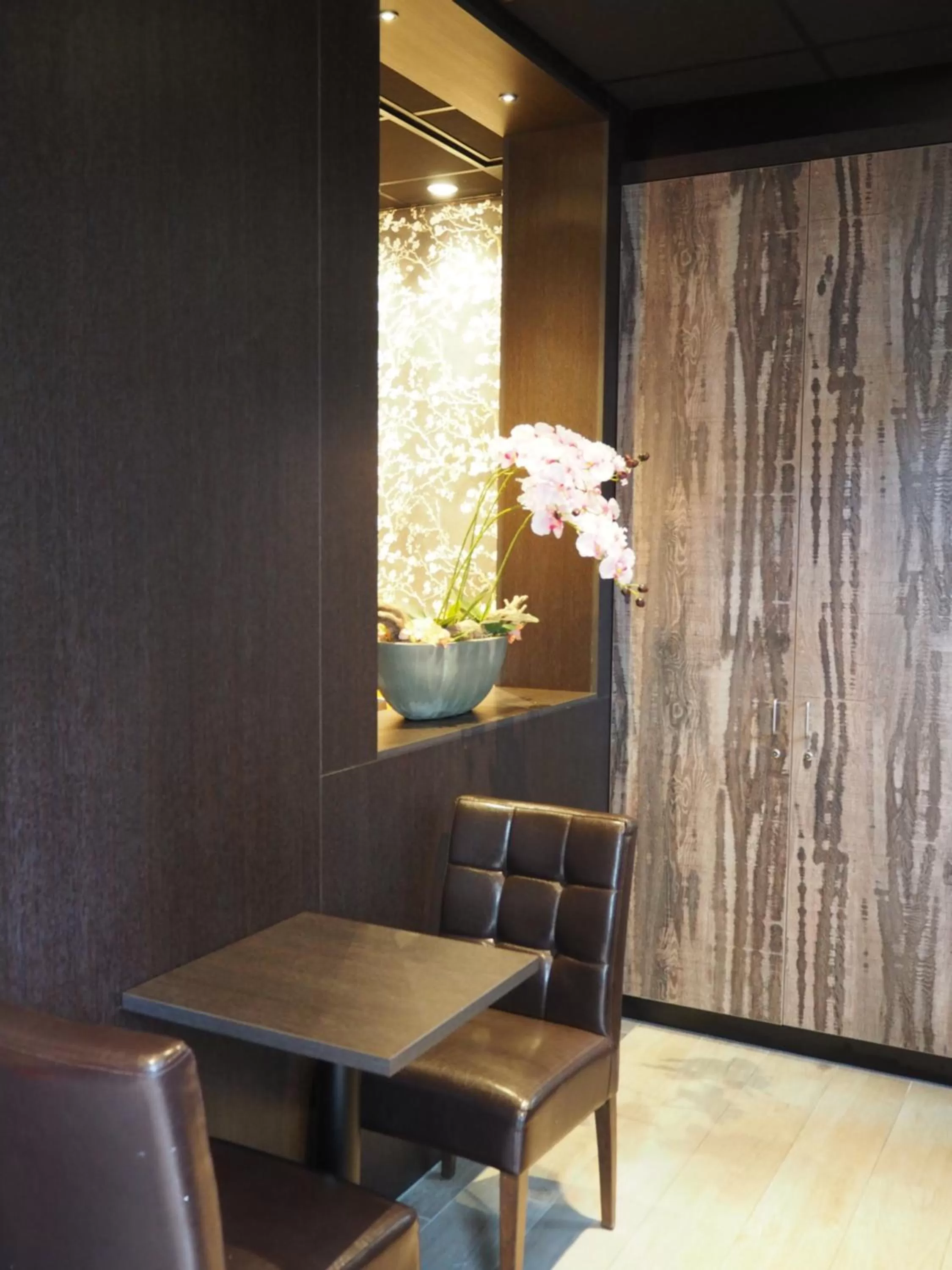 Communal lounge/ TV room in Blossoms City Hotel