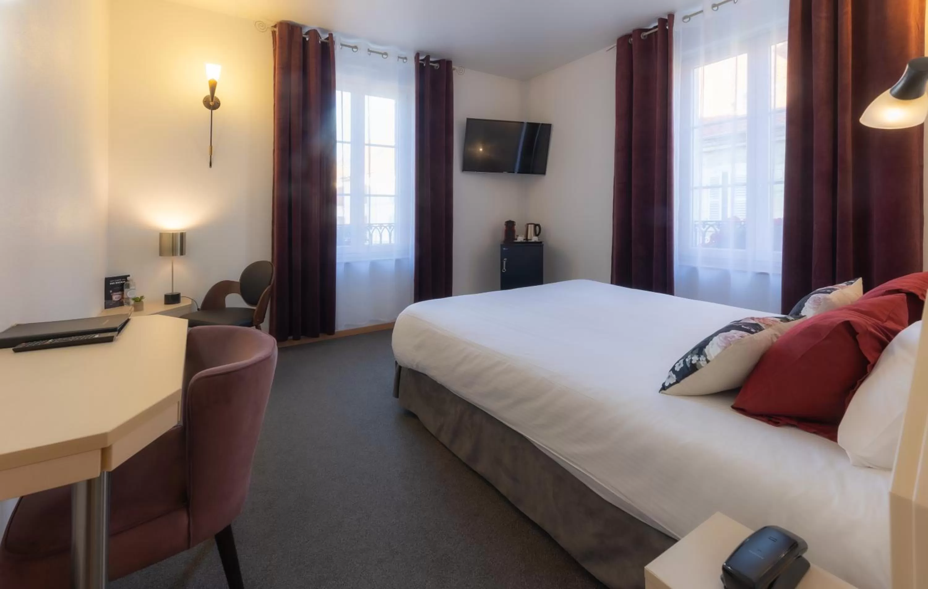 Photo of the whole room, Bed in Grand Hôtel Du Nord