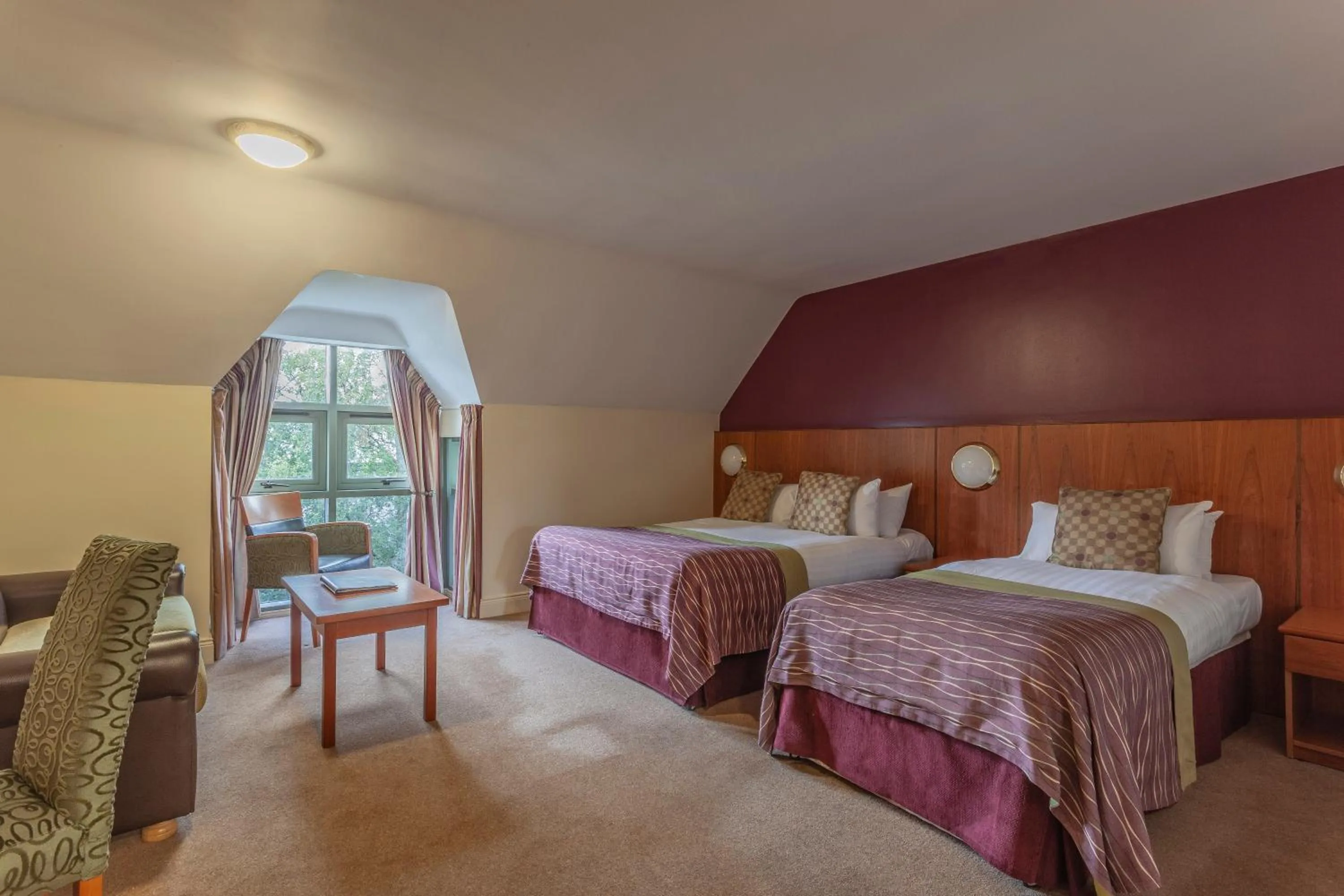 Bedroom, Bed in Silverbirch Hotel