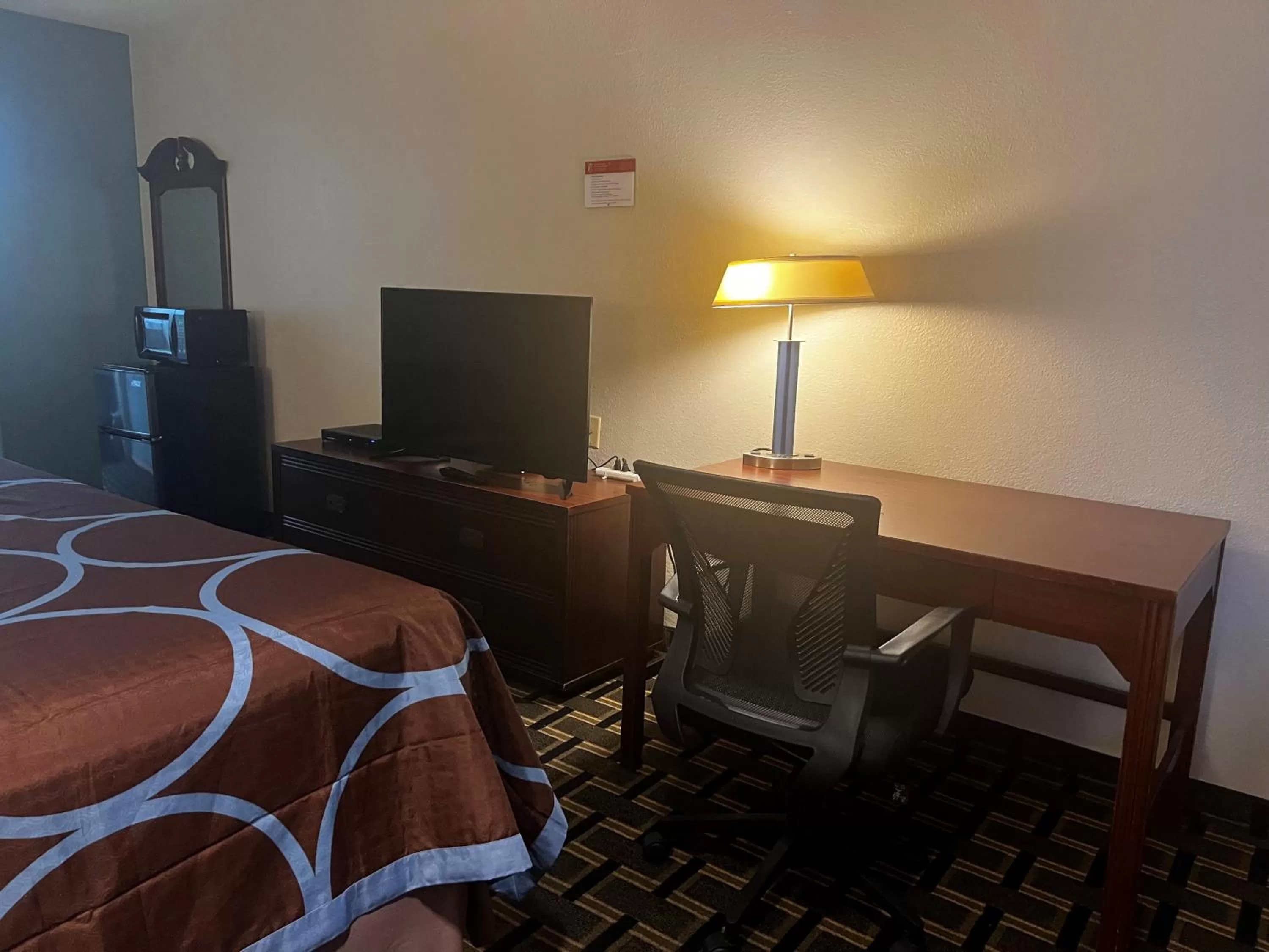 TV and multimedia, Bed in Super 8 by Wyndham Baytown I-10