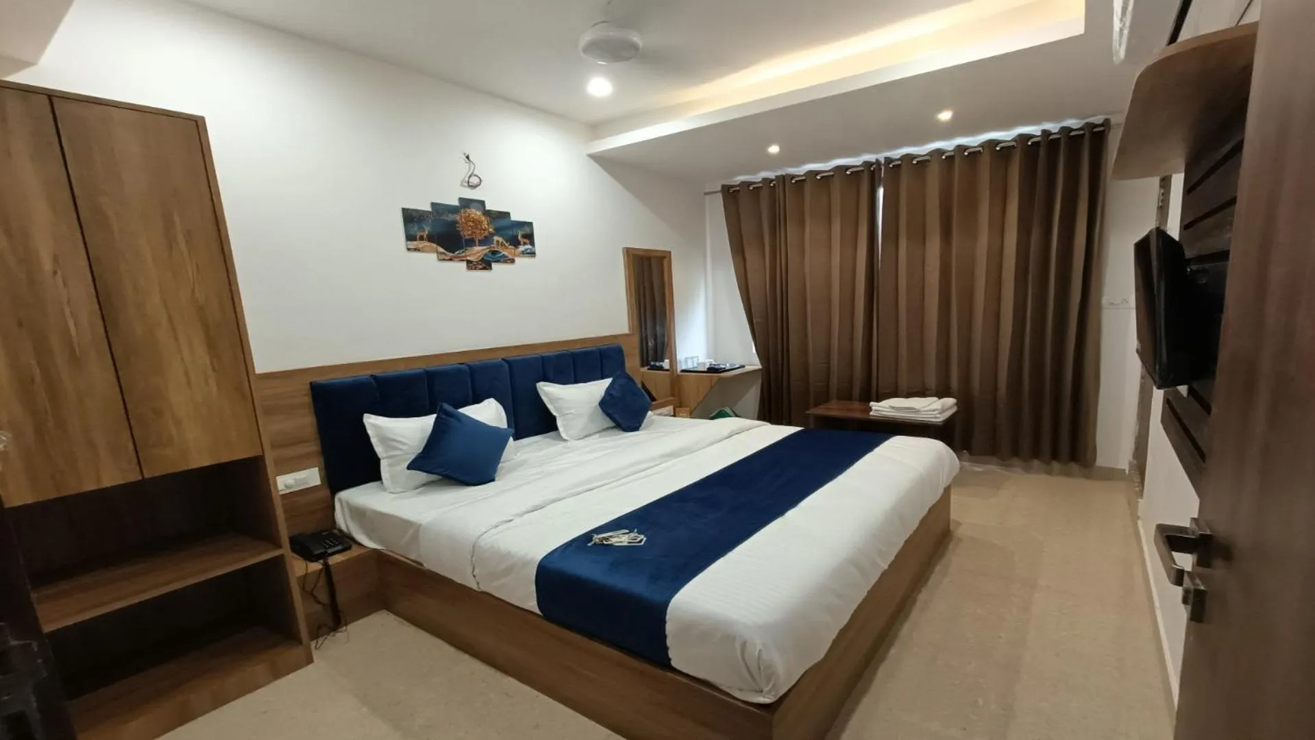 Deluxe Double Room (2 Adults + 1 Child) in Hotel Raas Inn, New Hotel