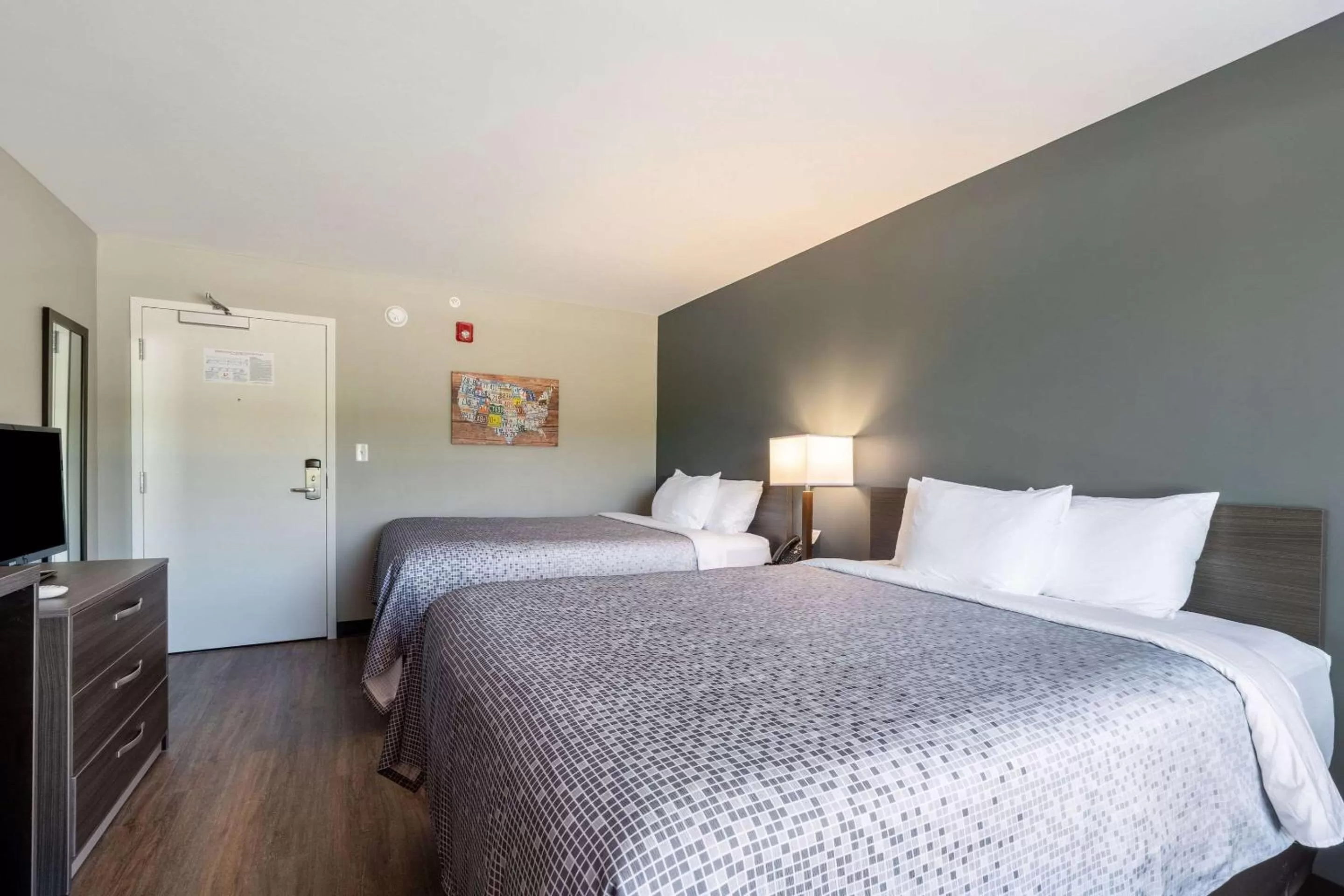 Photo of the whole room, Bed in Econo Lodge Dayton North