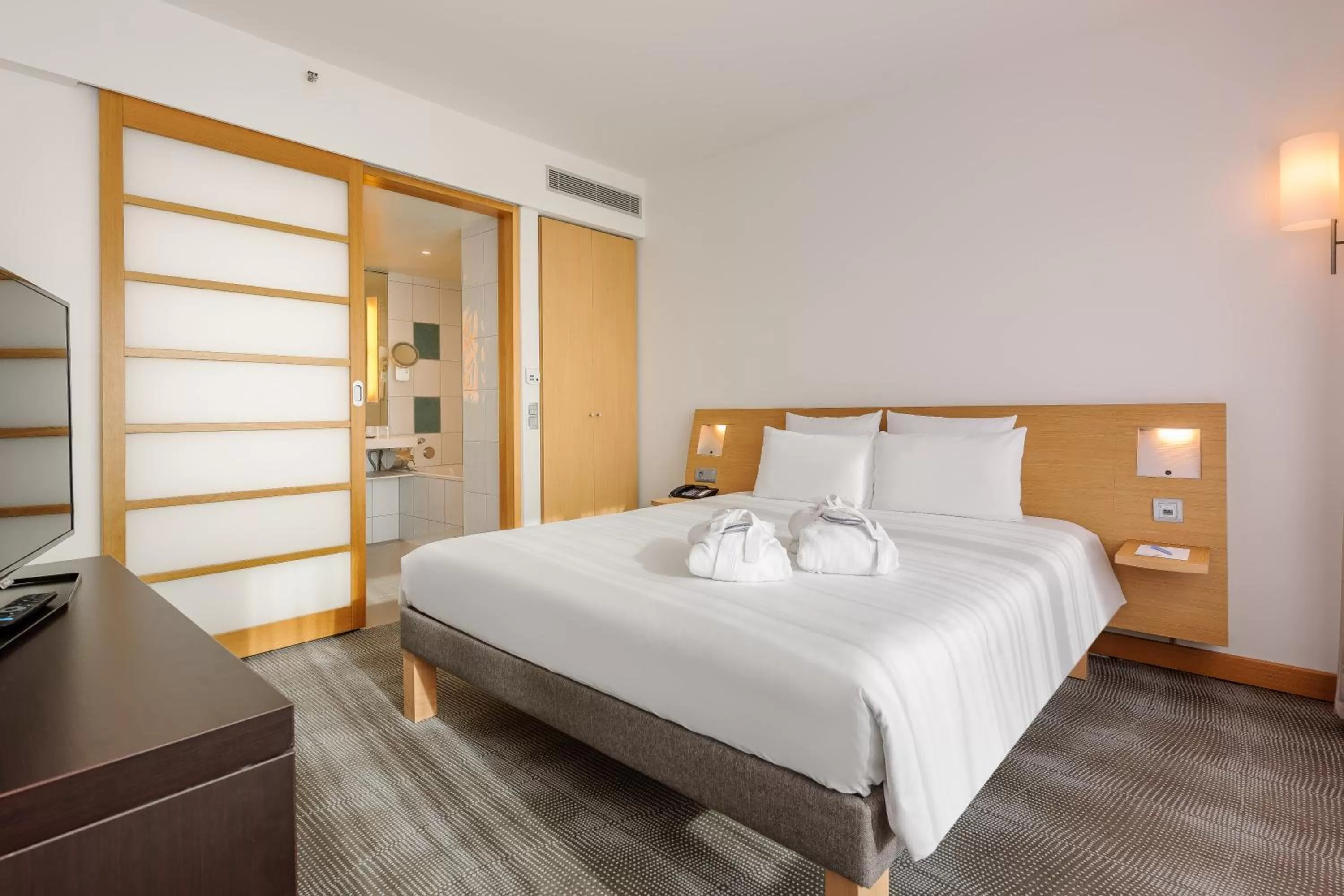 Bed in Novotel Berlin Am Tiergarten