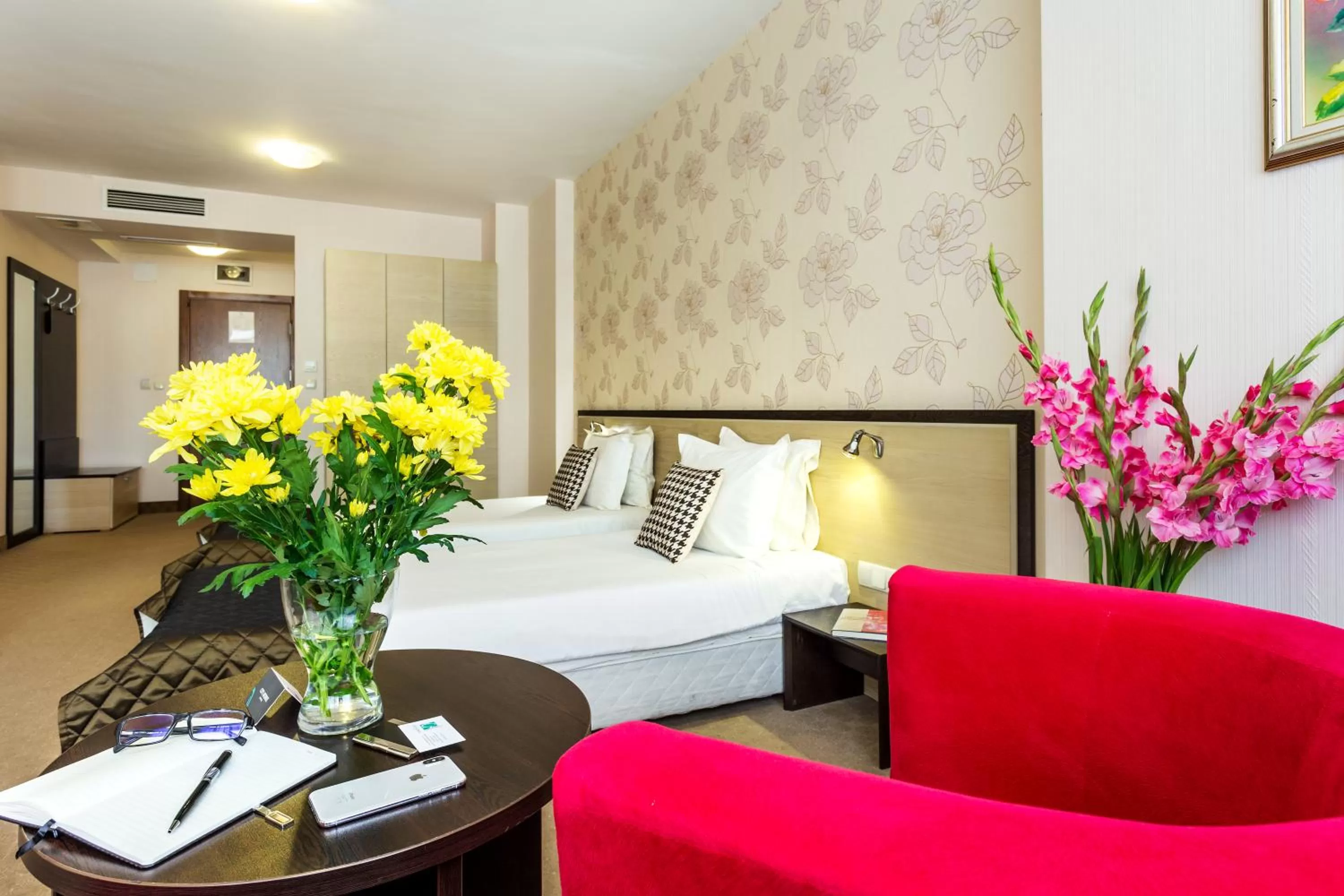 Bed in City Avenue Hotel by HMG-Free Parking-Free Wi-Fi