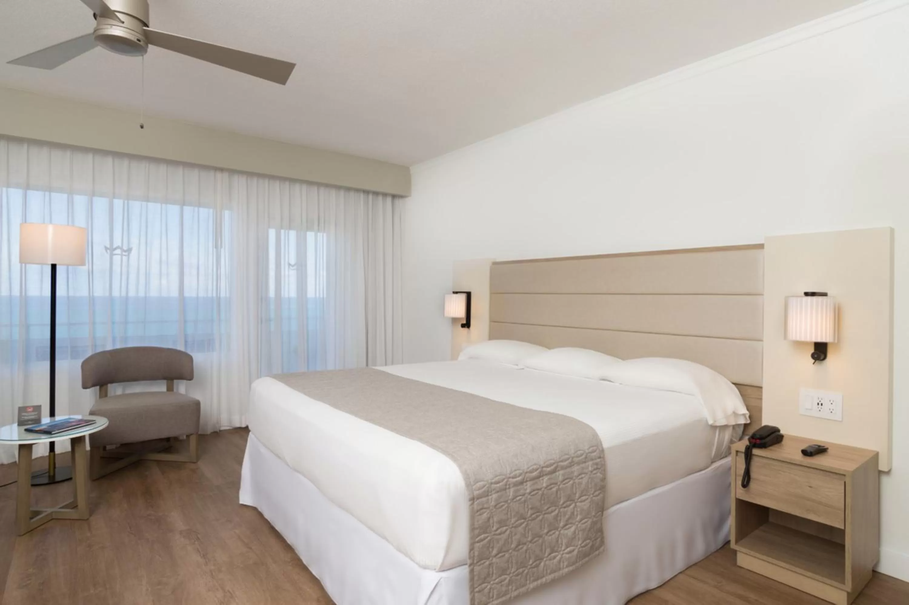 Photo of the whole room, Bed in Riu Plaza Miami Beach