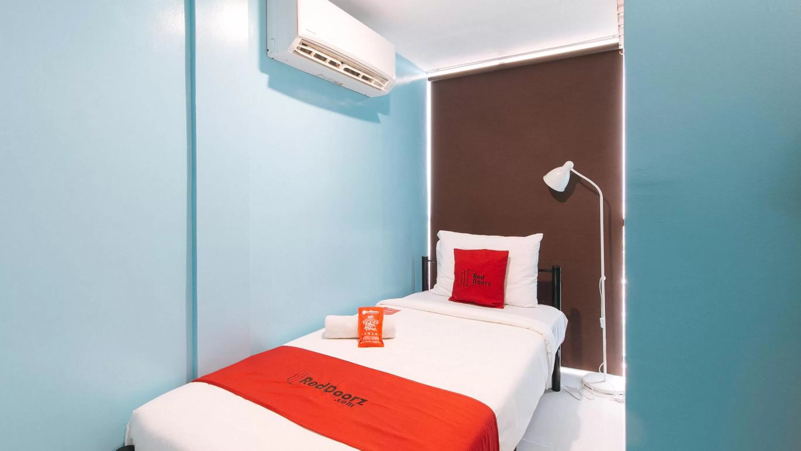 Bedroom, Bed in RedDoorz at Hotel Rosemarie