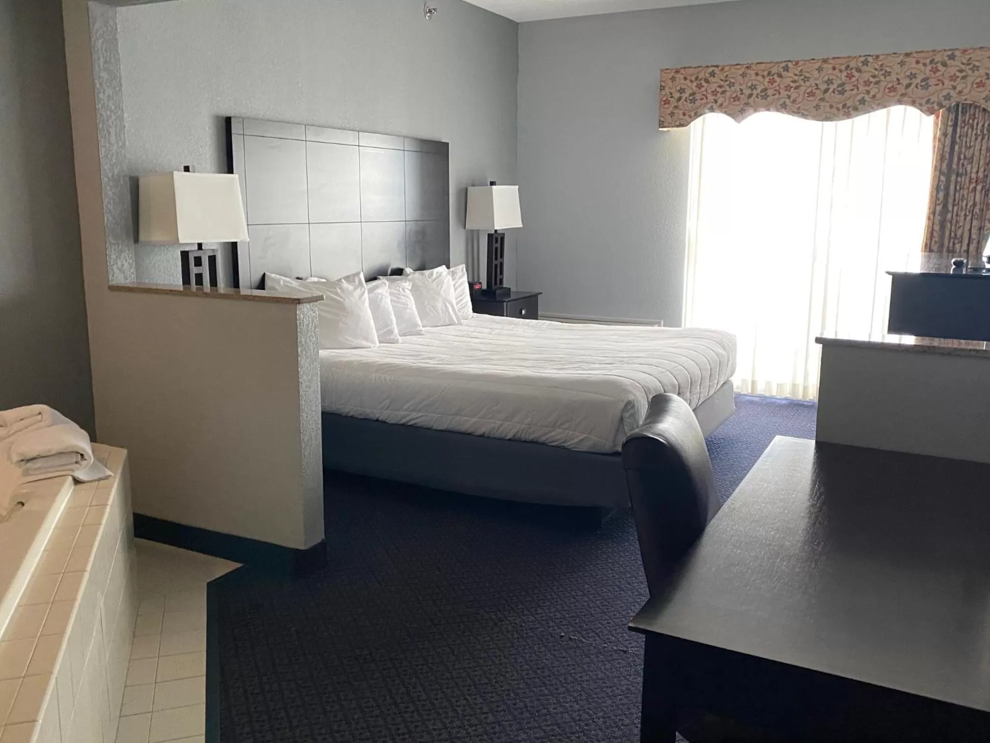 Photo of the whole room, Bed in Lakeside Resort & Conference Center